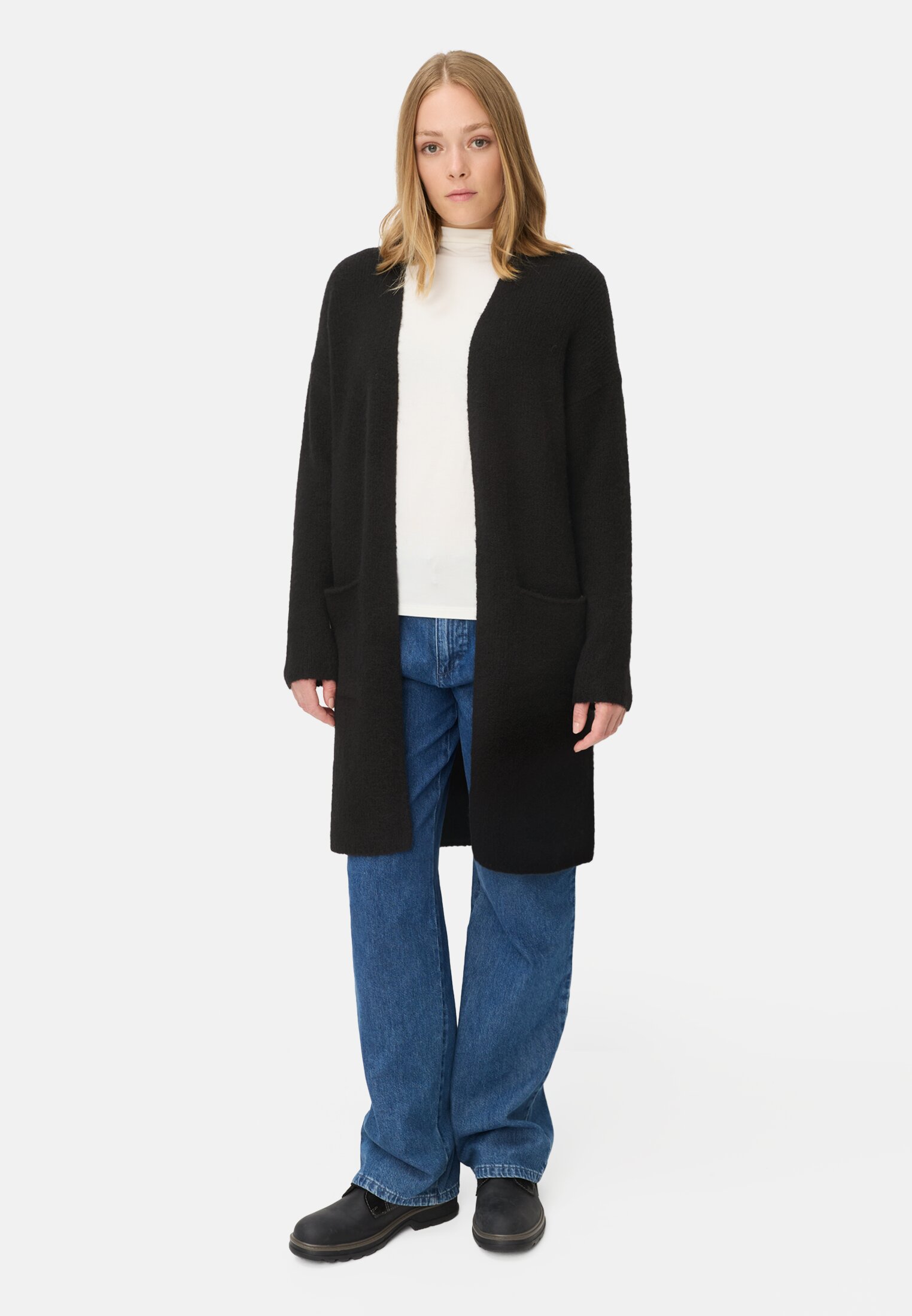 Damen Strickjacke mit aufgesetzten Taschen Kaviar getragen vorne Ganzkörper