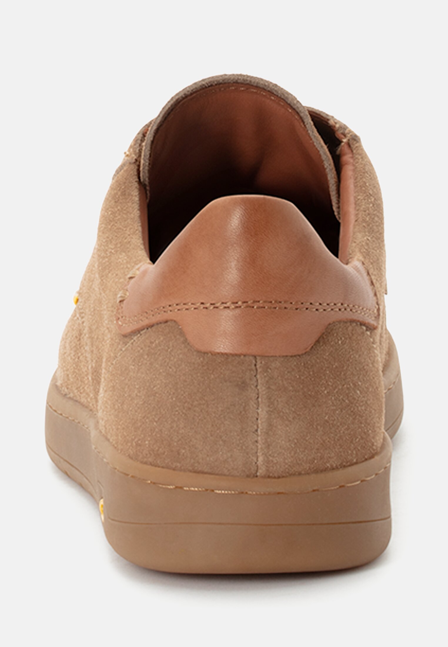 Herren Sneaker aus Veloursleder Taupe vorne nah