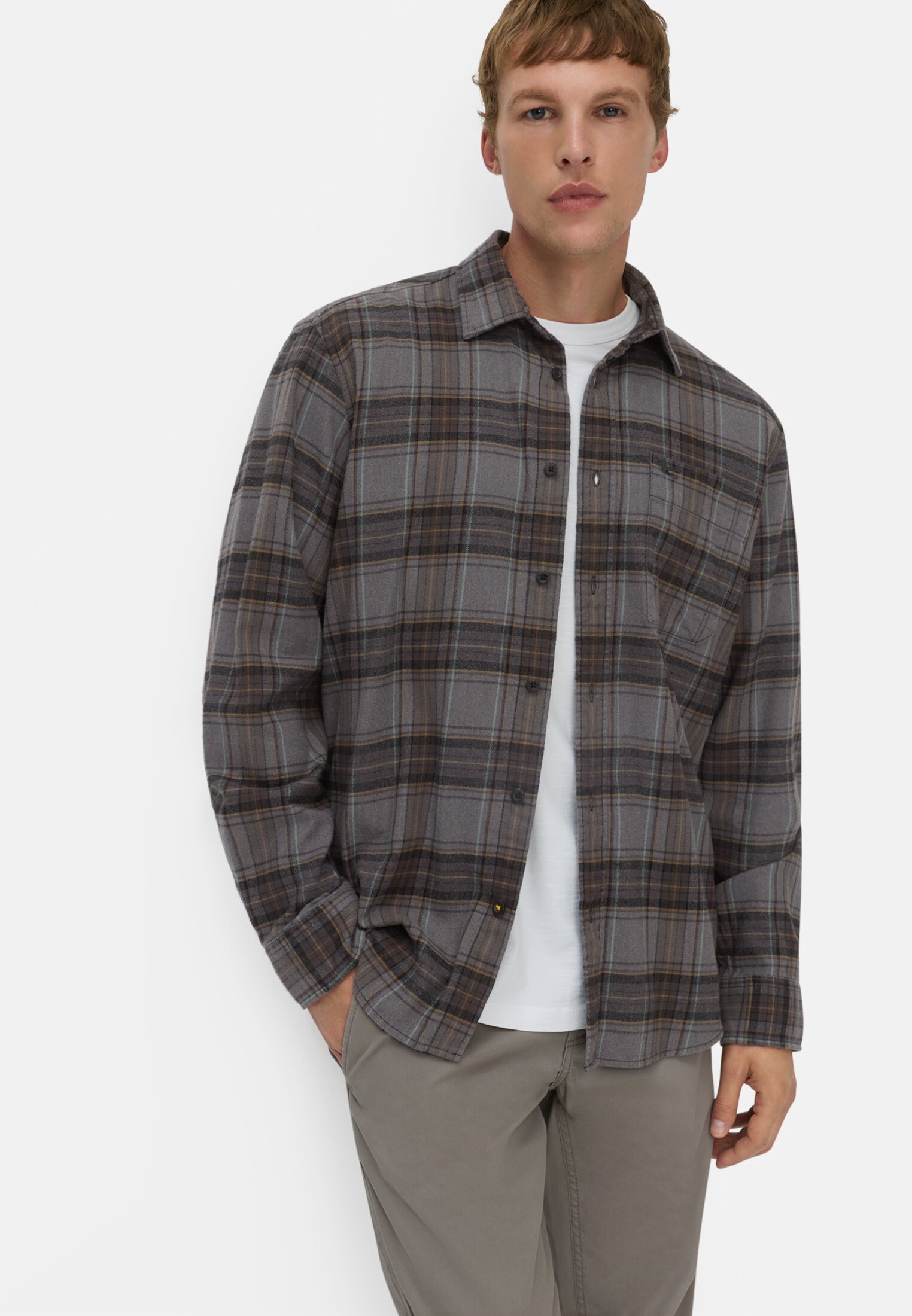 Herren fleXXXactive® Langarmhemd aus leichtem Flanell Dunkelbraun getragen emotional