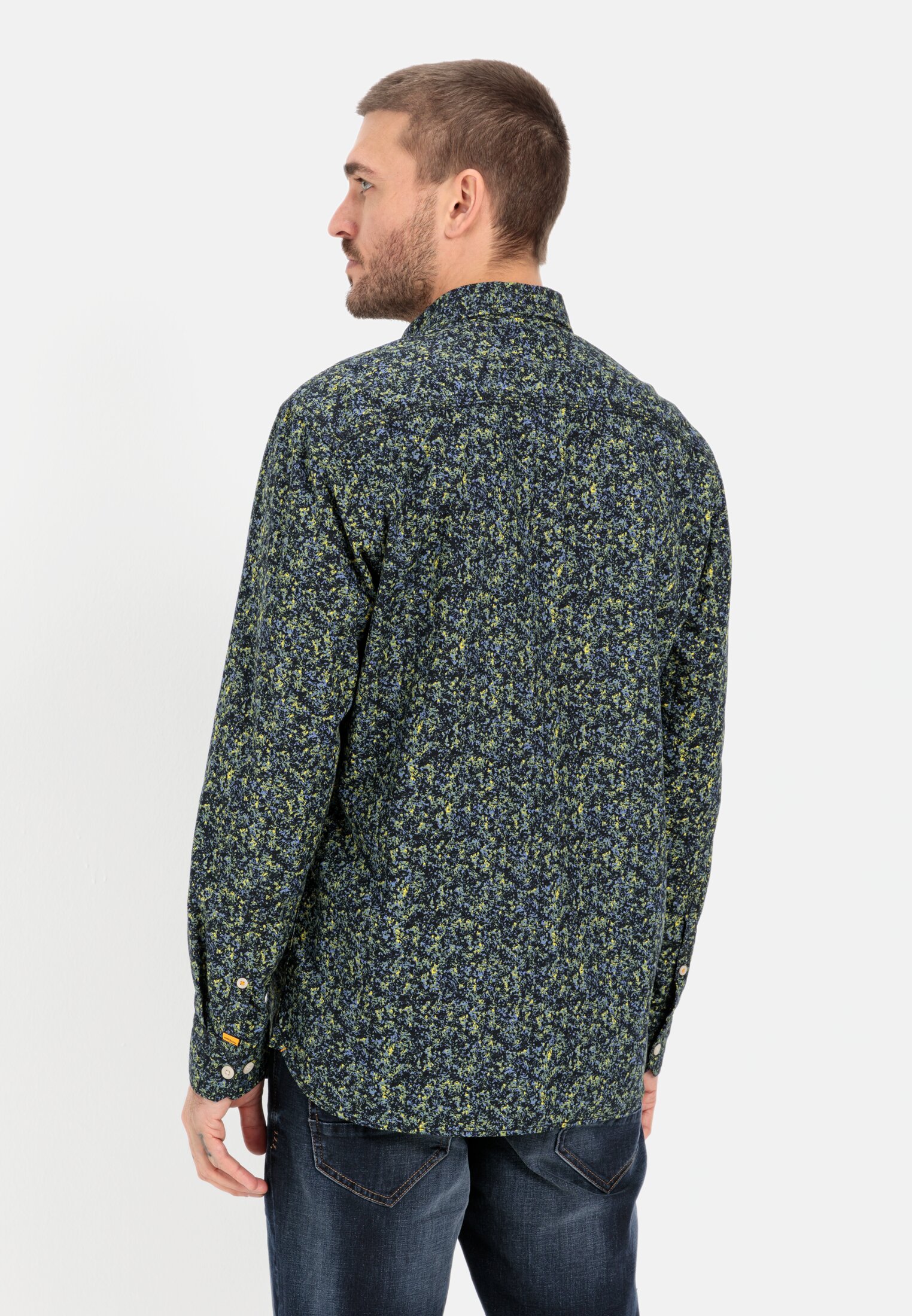 Herren Langarm Hemd mit Allover-Print Schwarz-Gelb getragen hinten