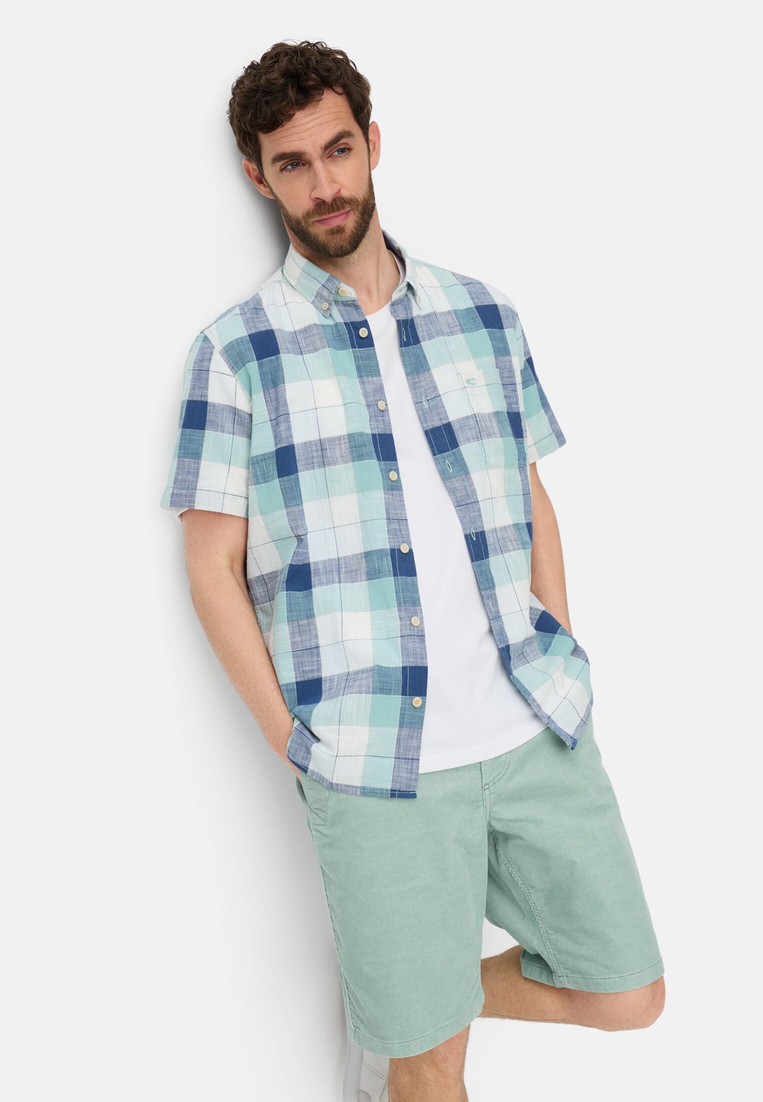 Herren Bermuda Shorts mit Tunnelzug Ozeangrün getragen emotional