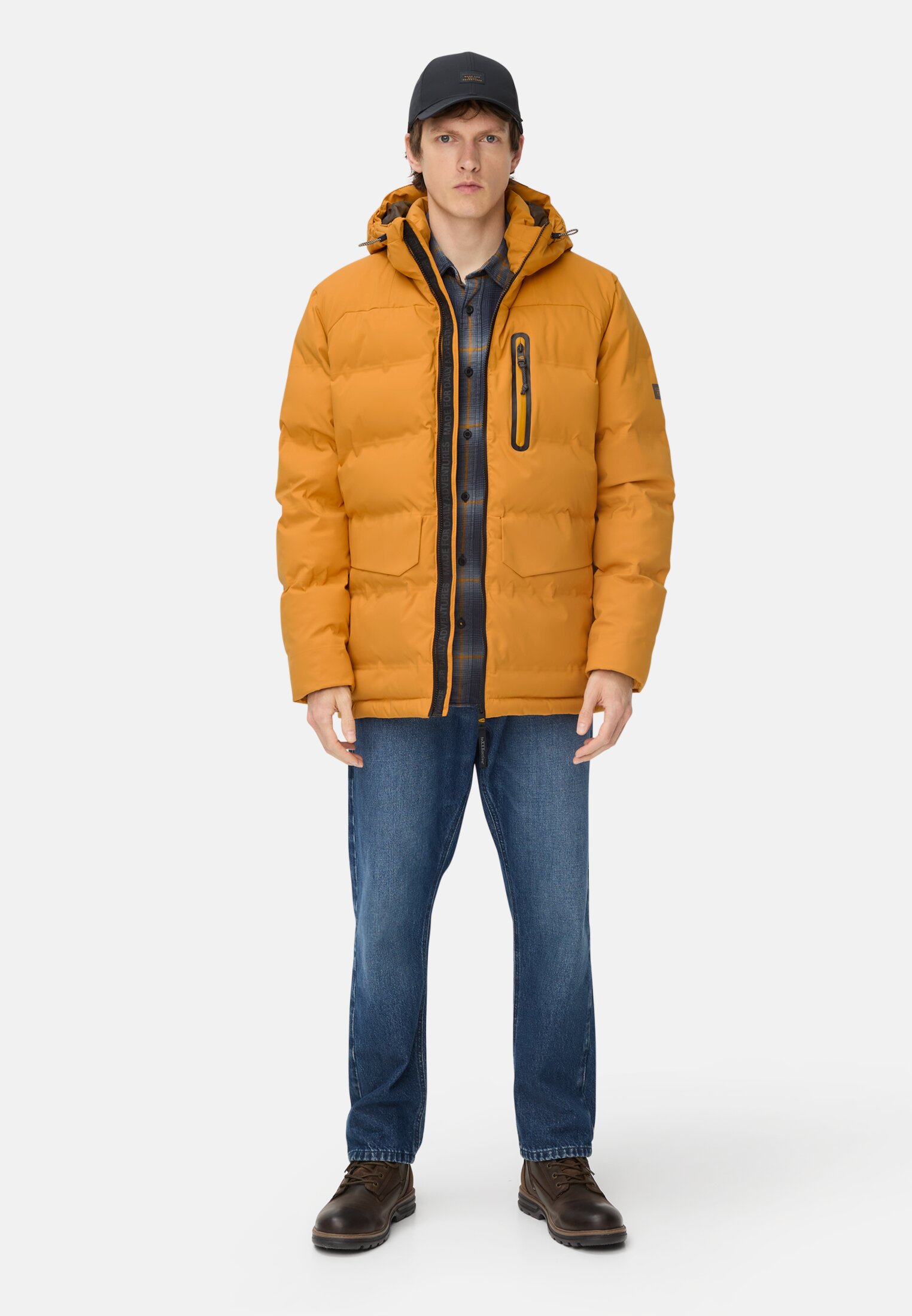 Herren teXXXactive®  Funktionsjacke mit verstellbarem Saum und Kapuze Gelb getragen vorne Ganzkörper