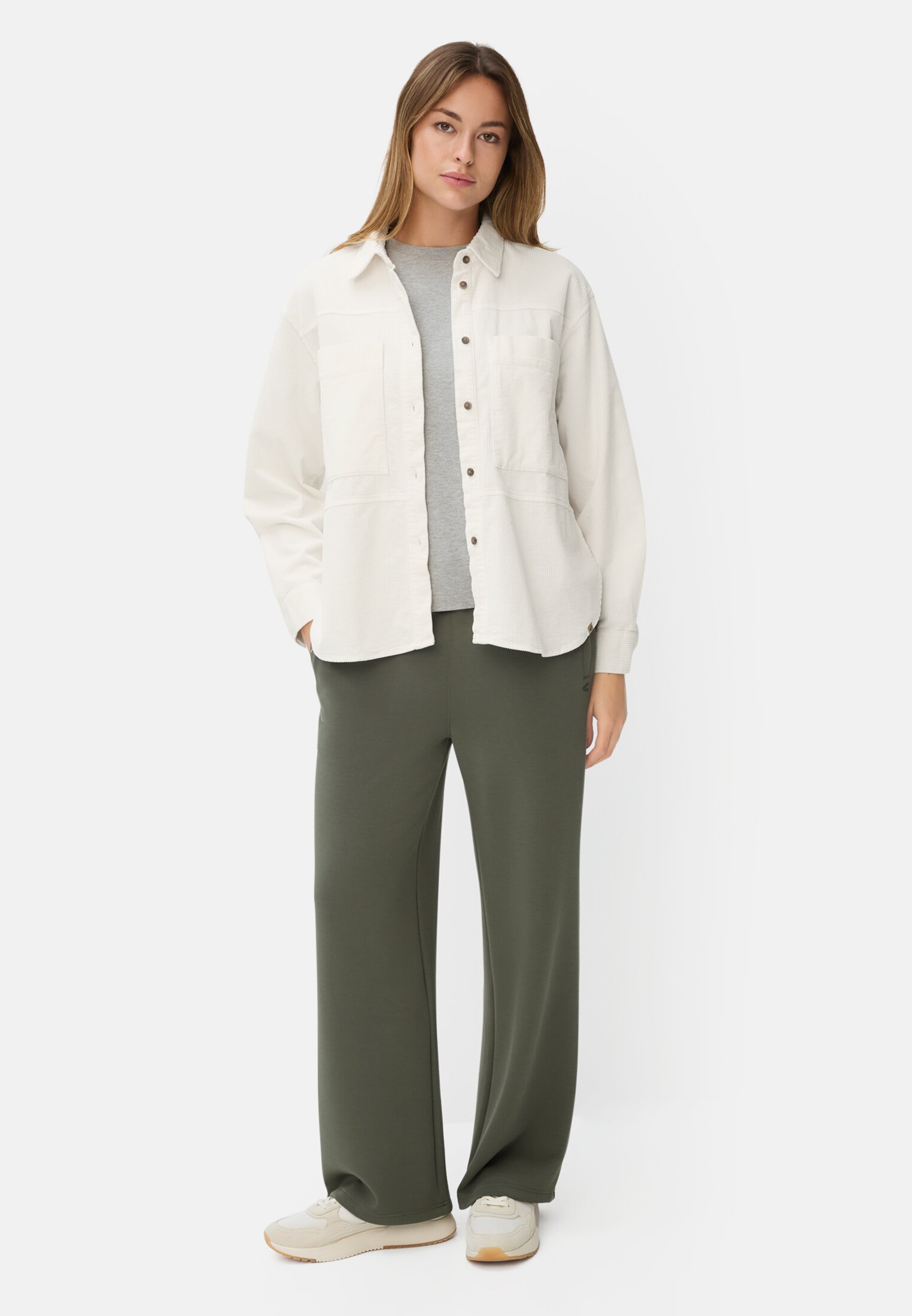 Damen Oversize-Bluse mit Hemdkragen Milchweiß getragen vorne Ganzkörper