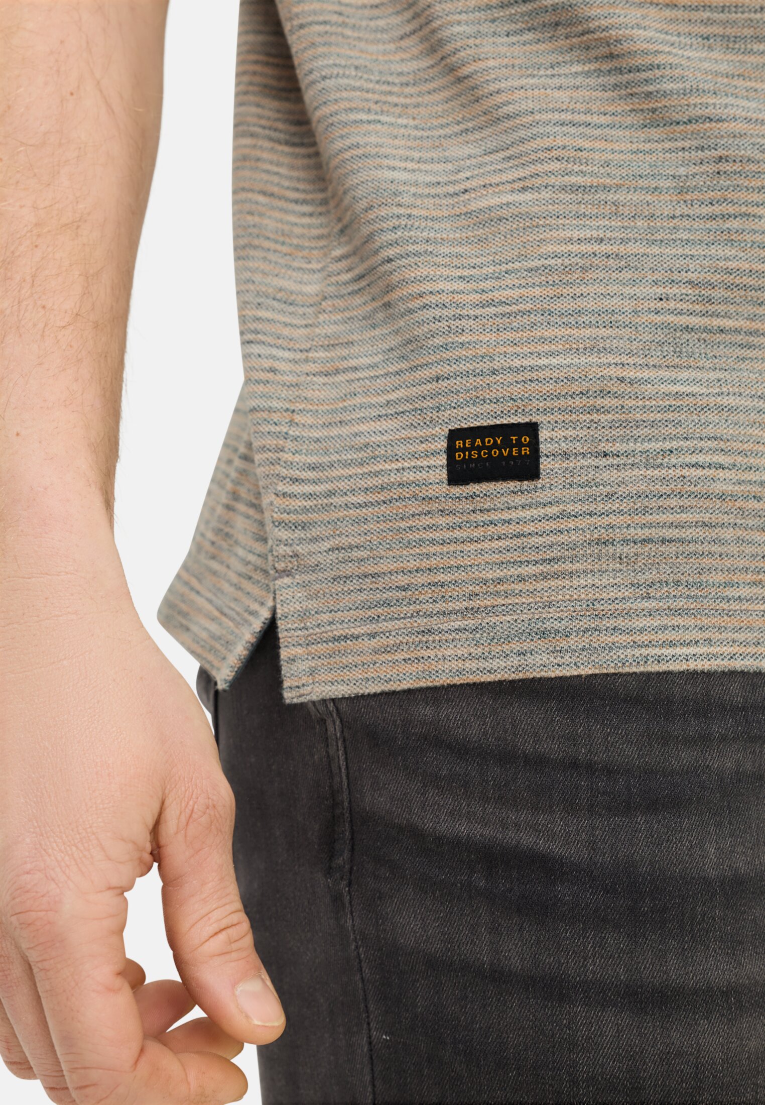 Men T-shirt with crew neck Water Blue worn detail close