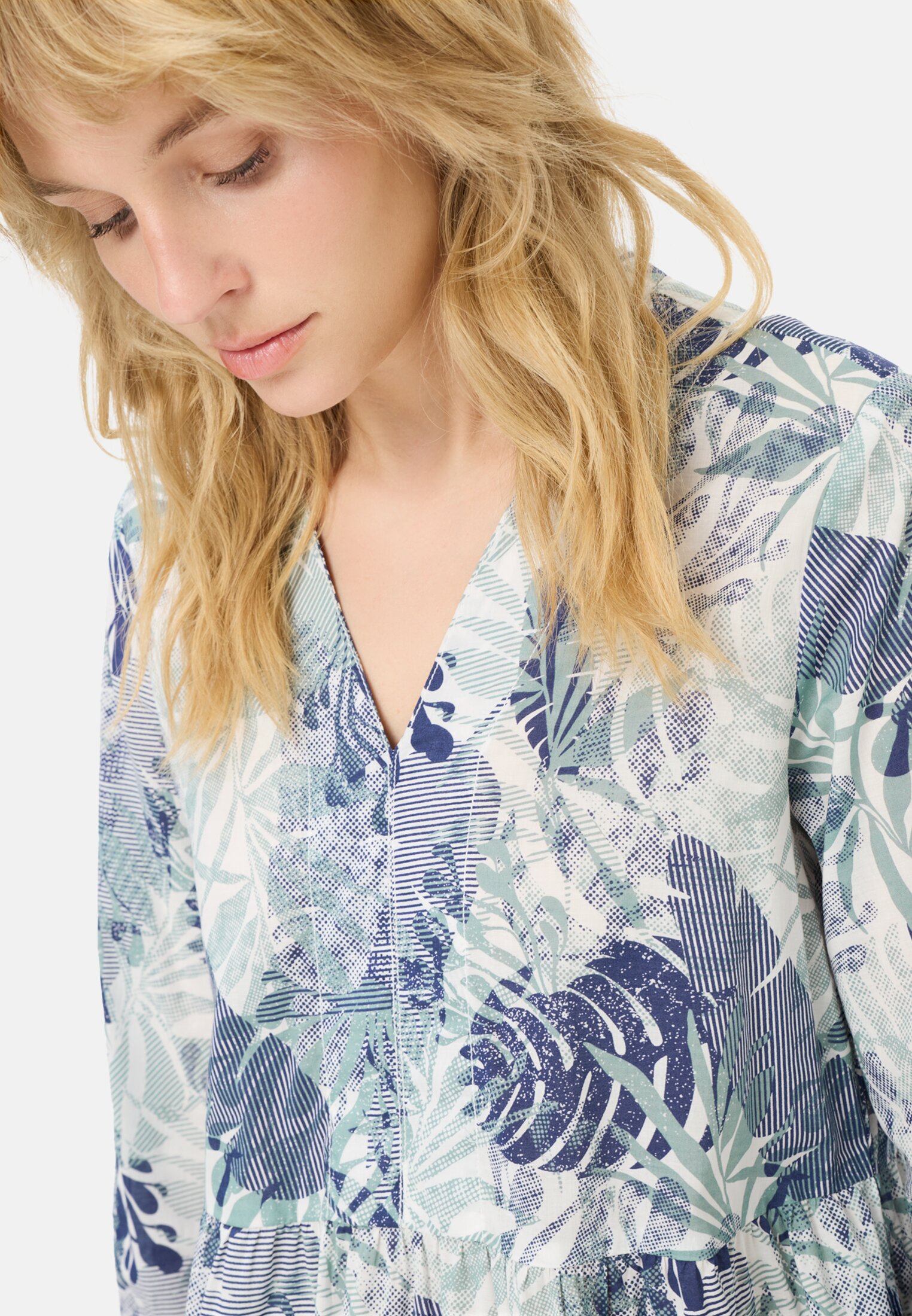 Women Mid-length summer dress with all-over print Jade AOP worn detail close