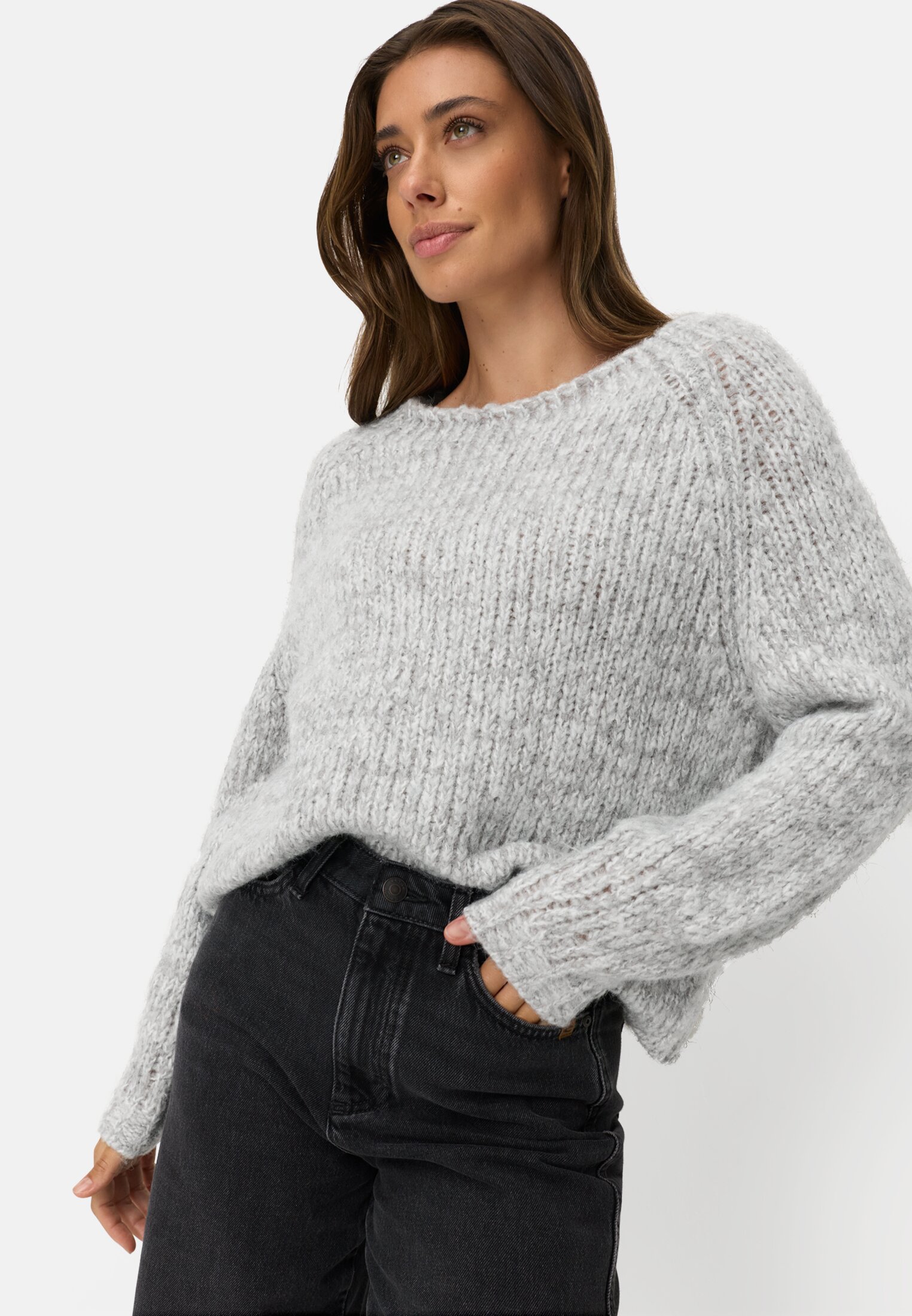 Damen Strickpullover mit weiten Ärmeln Grau getragen emotional