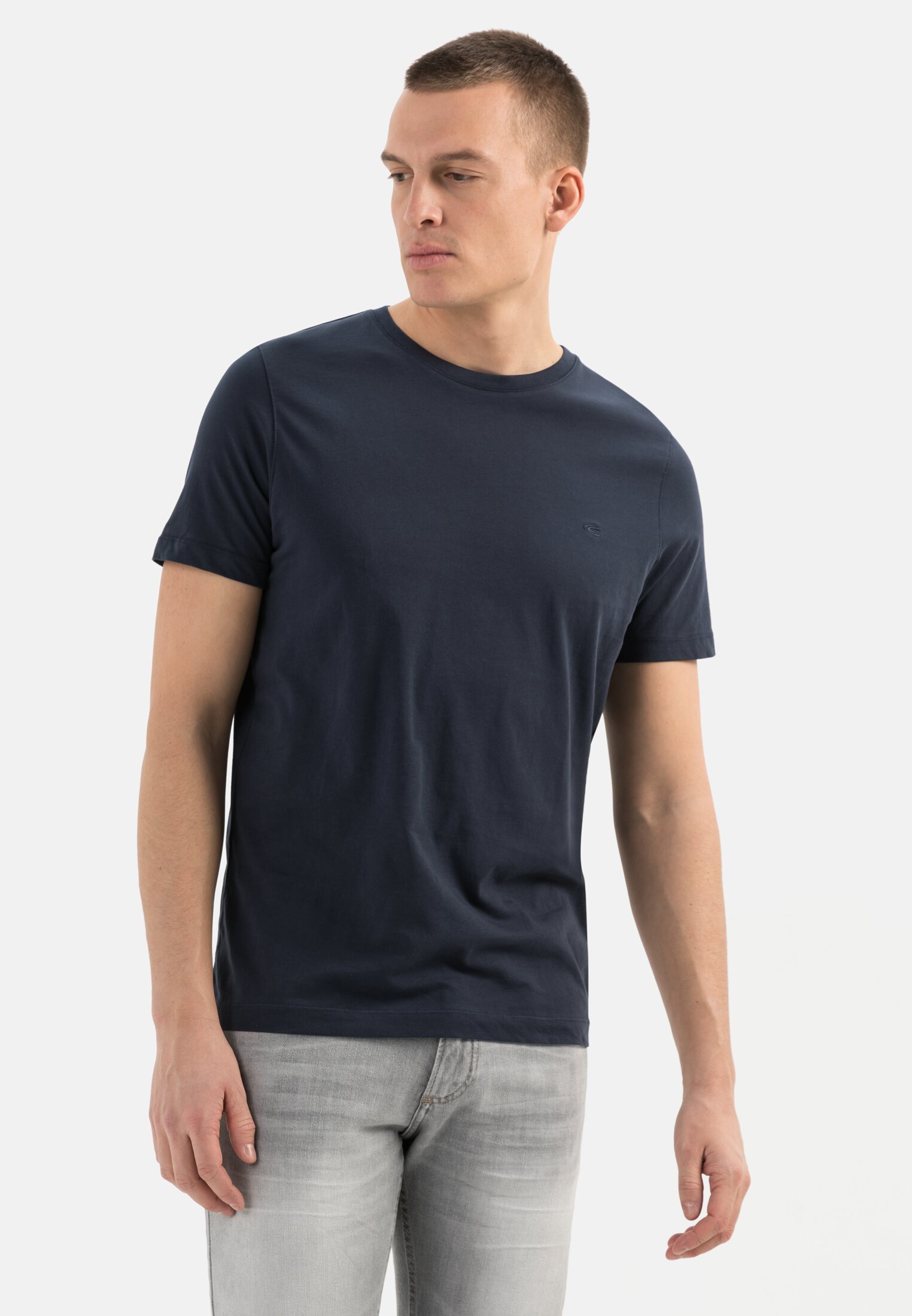 Herren Basic T-Shirt mit Rundhals aus Organic Cotton Dunkelblau getragen vorn