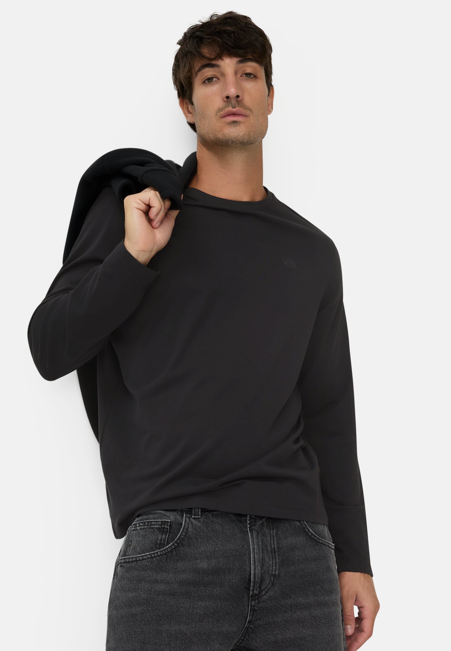 Herren fleXXXactive® Langarmshirt aus einem Baumwollmix Schwarz getragen emotional