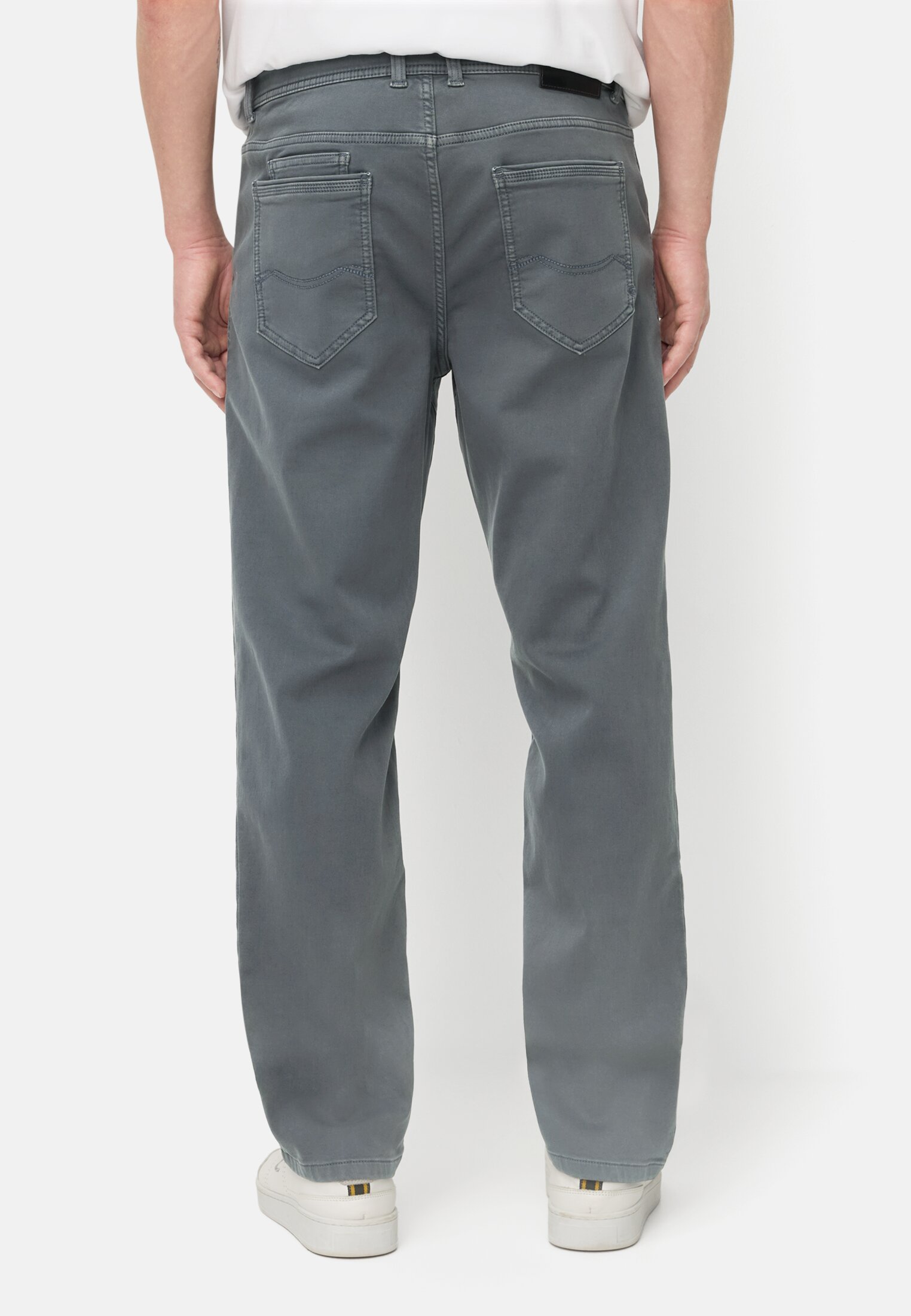 Heren Regular Fit fleXXXactive©broek Inktblauw gedragen achter