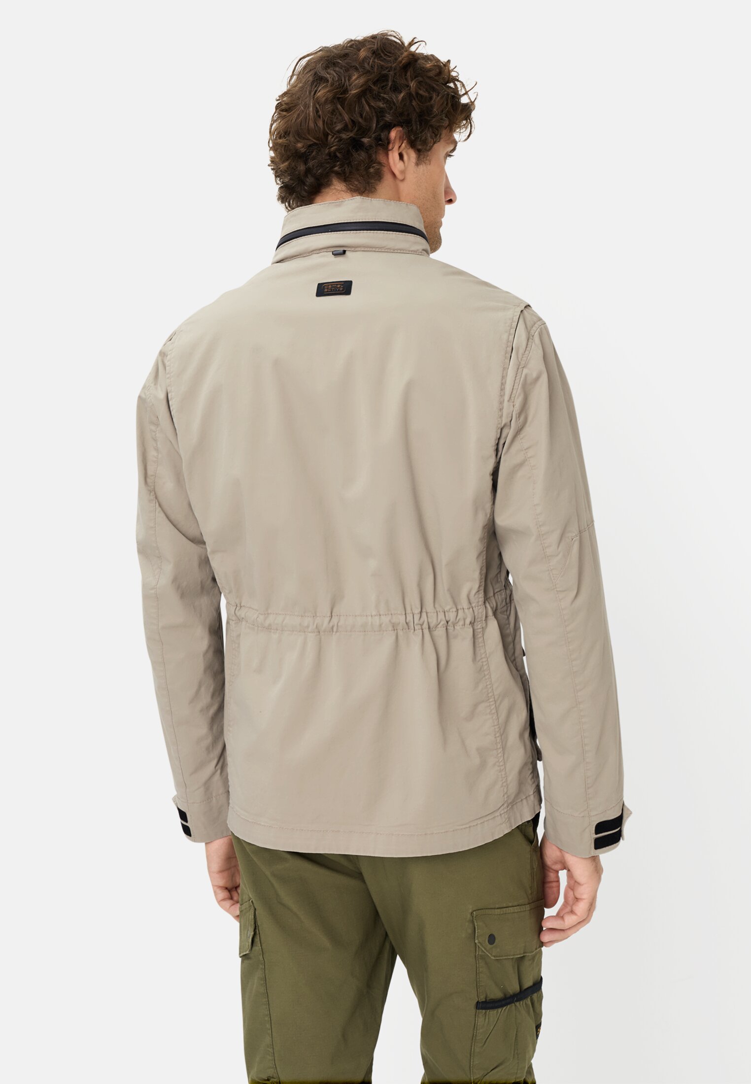 Herren Blouson mit rollbarer Kapuze Beige getragen hinten