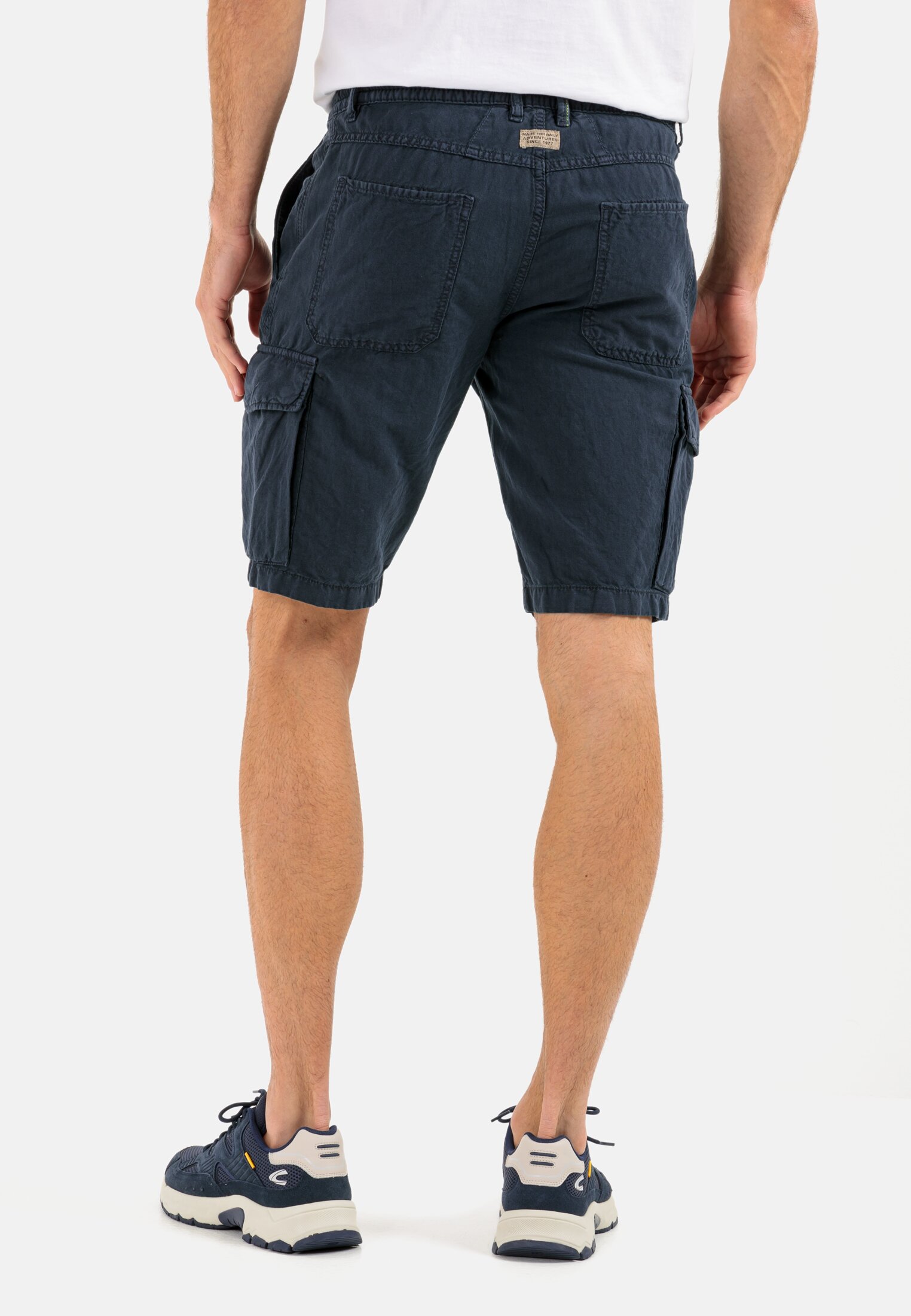 Men Lightweight cargo shorts in a cotton-linen mix Blue worn back