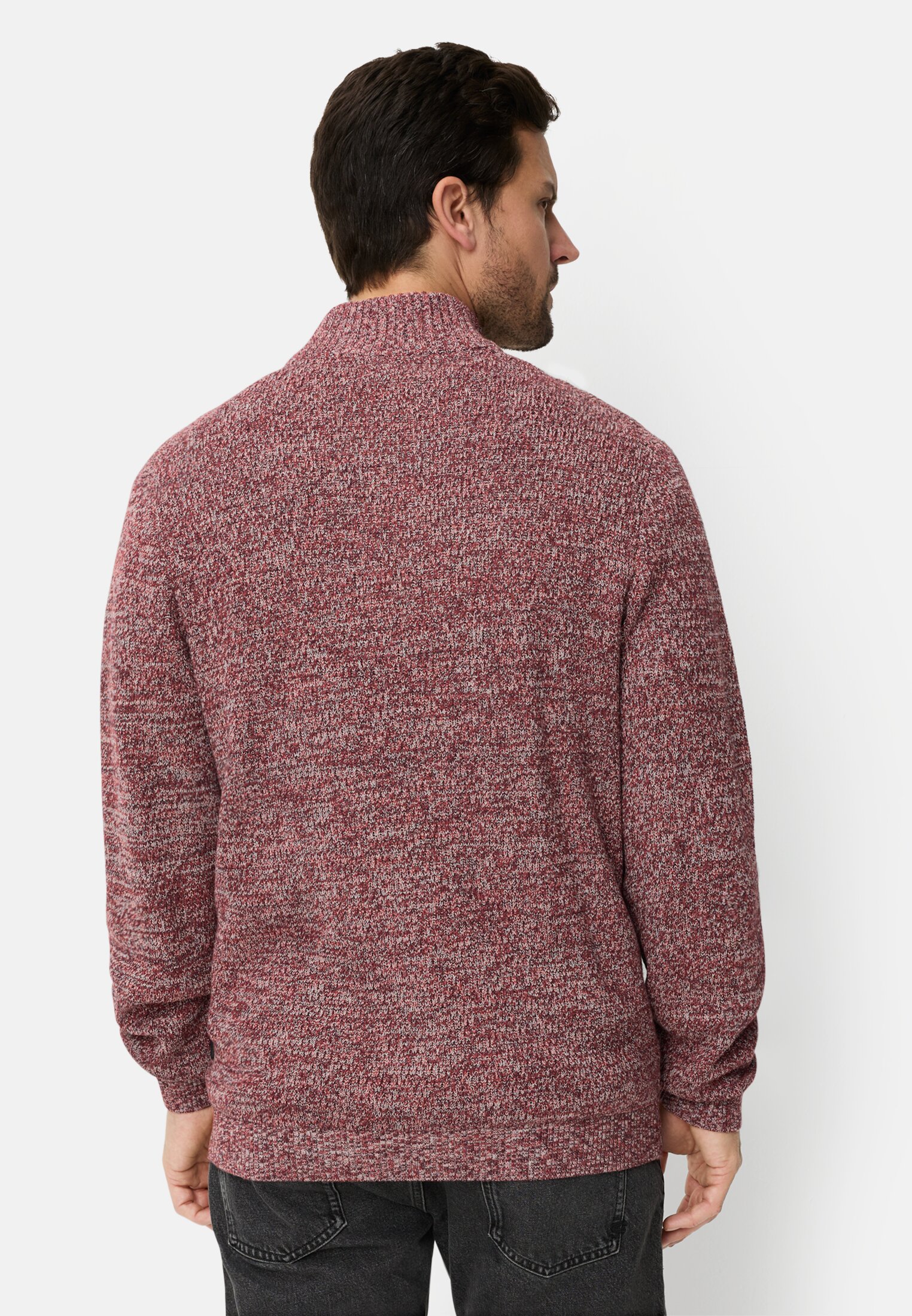 Herren Strick-Troyer mit melierter Struktur Bernsteinrot getragen hinten