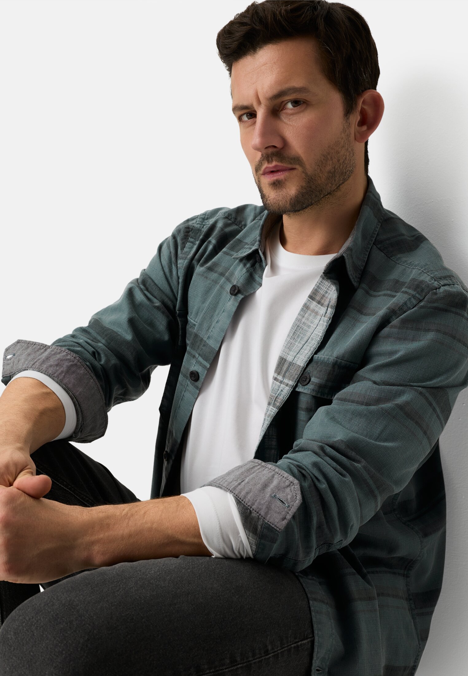 Herren Langarmhemd aus reiner Baumwolle Tintenblau getragen emotional