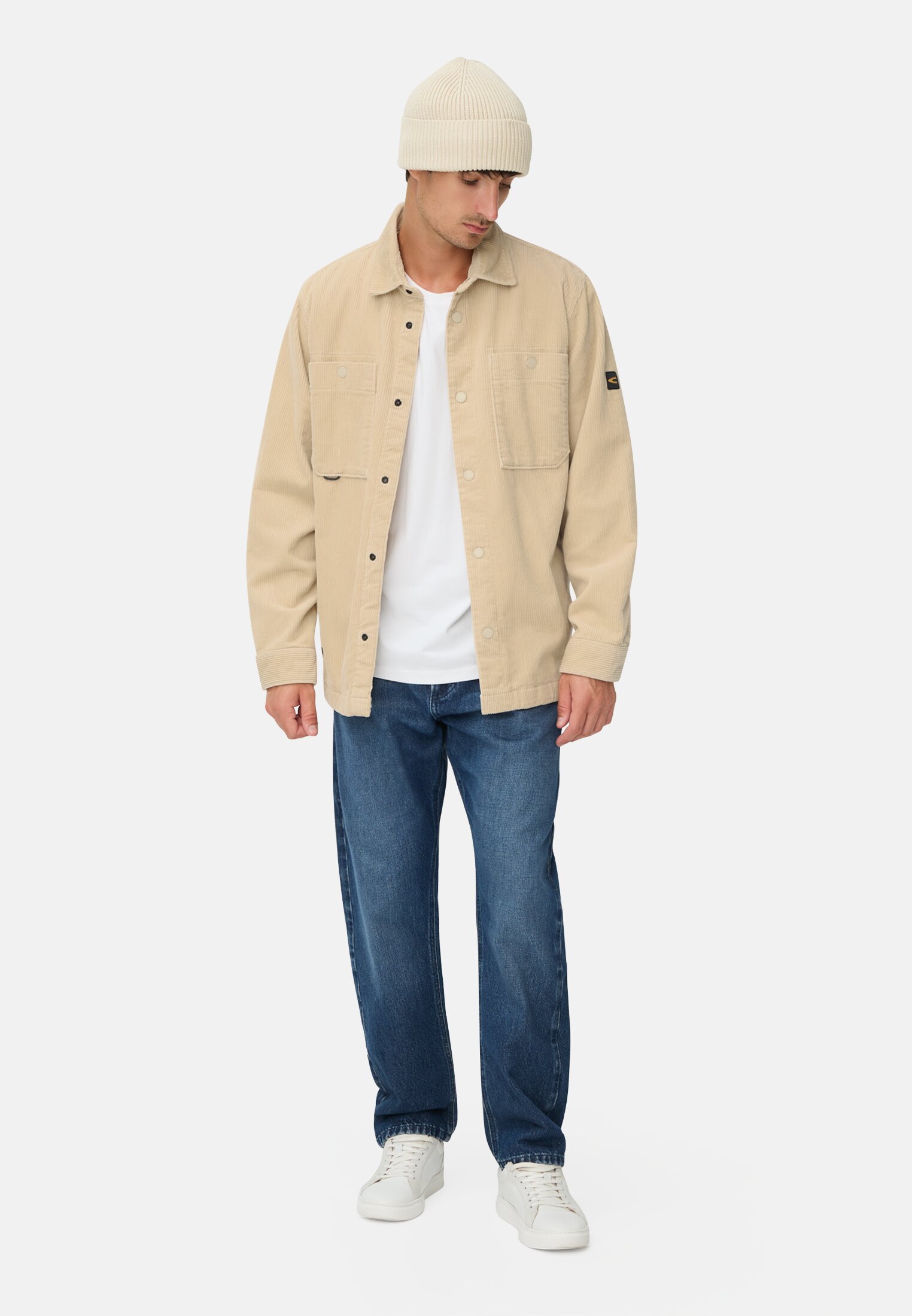 Herren Cord Overshirt mit Druckknöpfen Hafer getragen vorne Ganzkörper