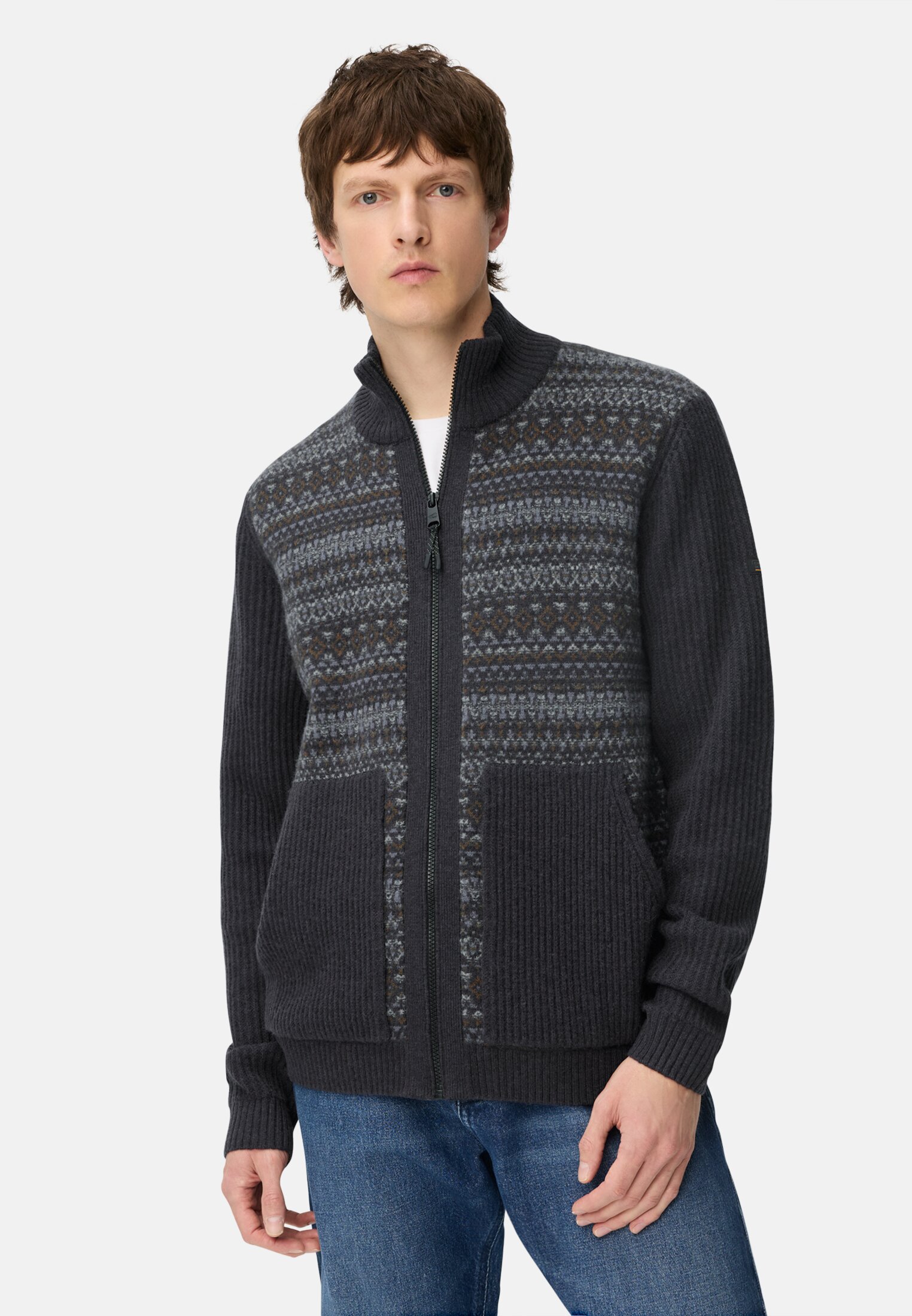 Strickjacke mit Stehkragen Navyblau getragen vorn