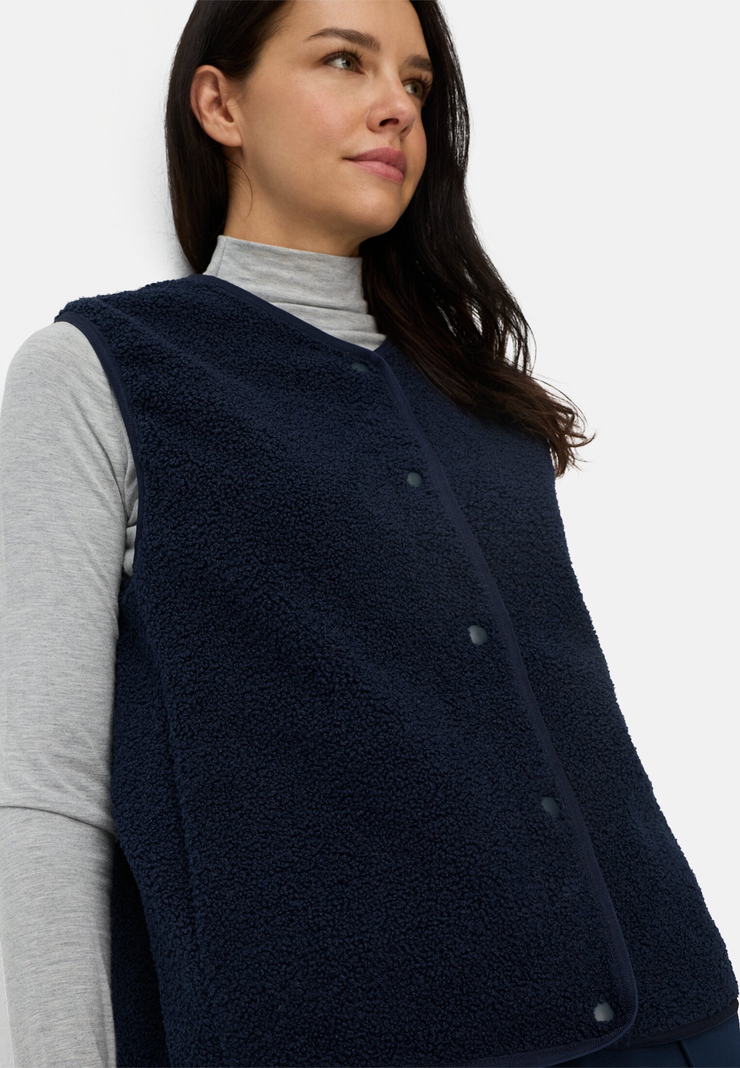 Vrouwen Fleece vest met knoopsluiting Donkerblauw gedragen detail dichtbij  