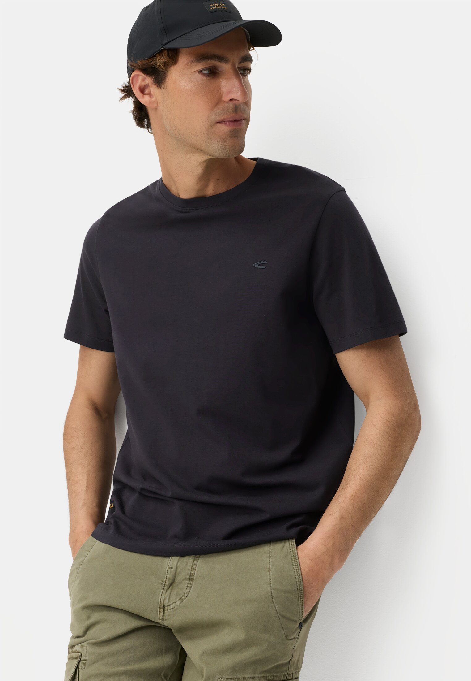 Herren fleXXXactive® T-Shirt mit Quick Dry Funktion Navyblau getragen emotional