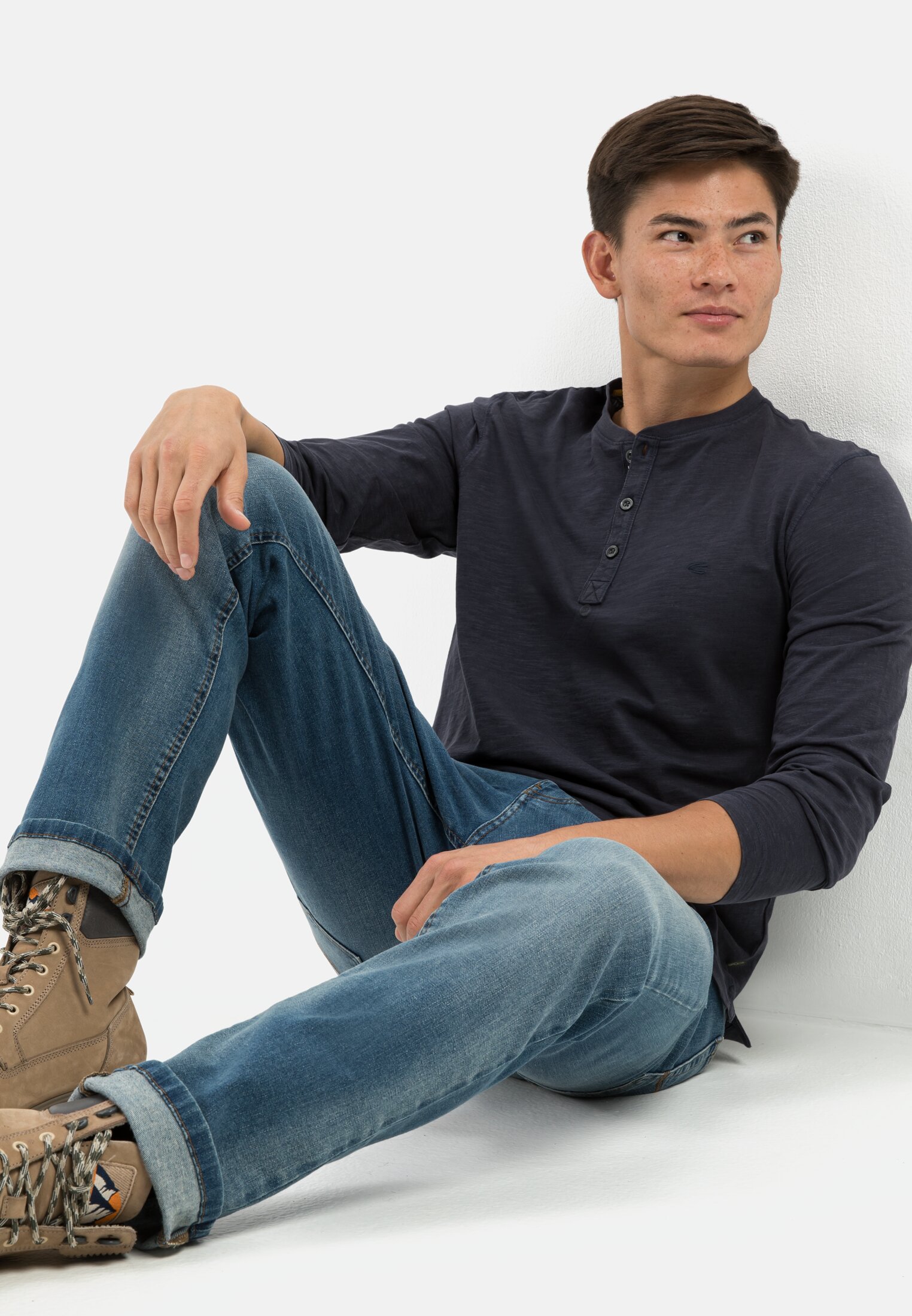 Herren Leichtes Langarmshirt mit Henley Kragen aus Organic Cotton Dunkelblau getragen emotional