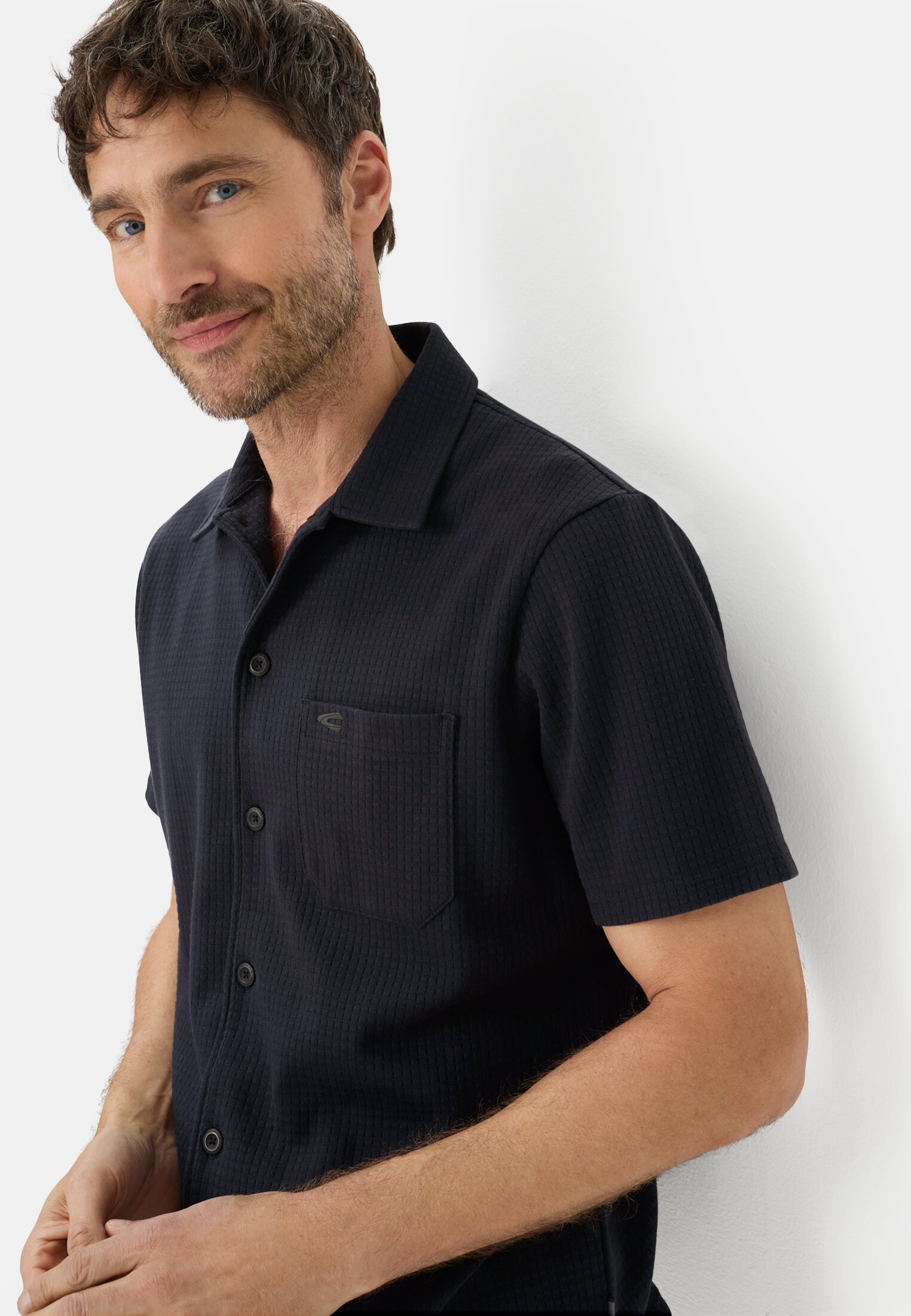 Herren Kurzarmhemd mit Brusttasche Dunkelblau getragen emotional