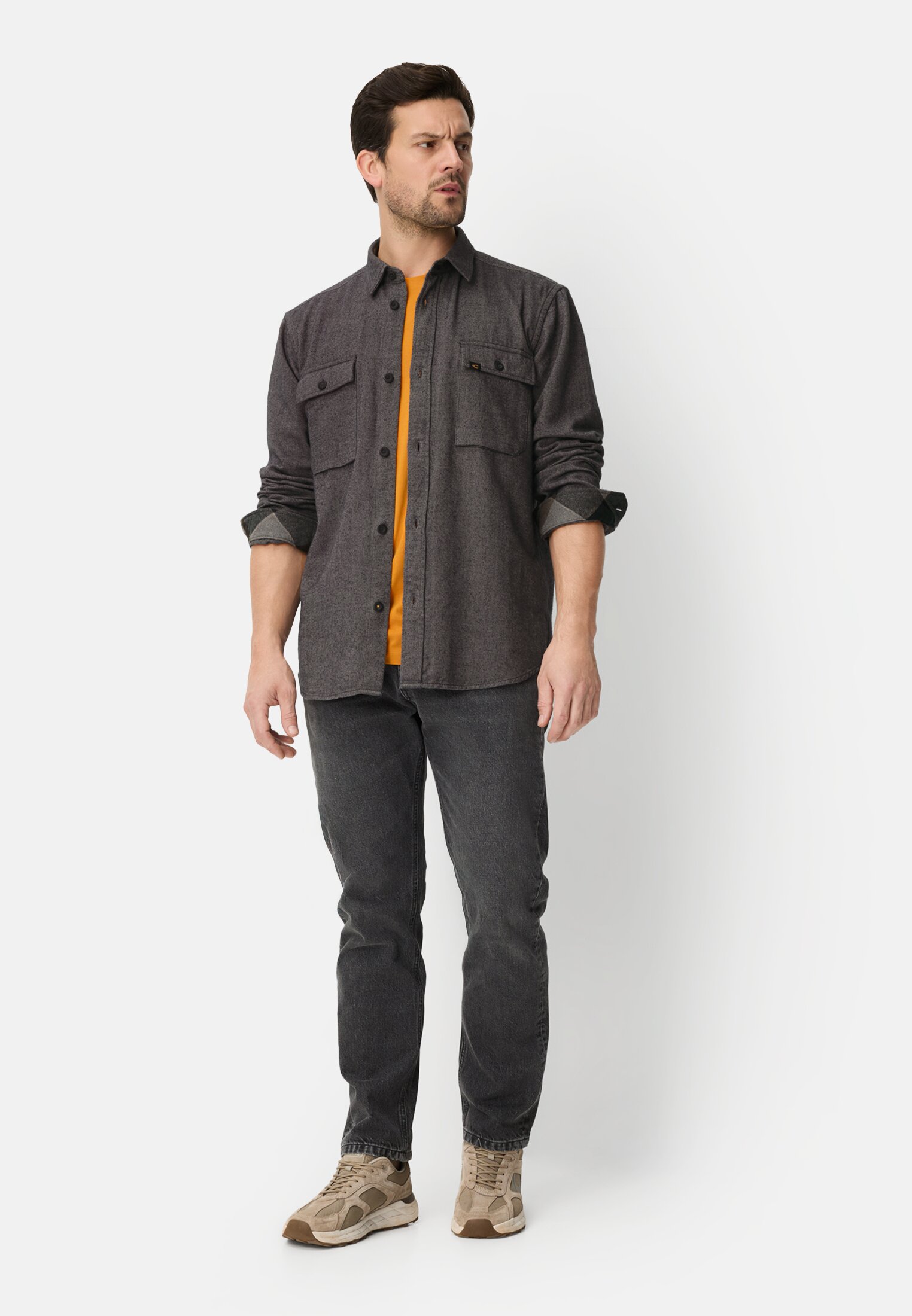 Herren Langarmhemd mit Brusttaschen Steingrau getragen vorne Ganzkörper