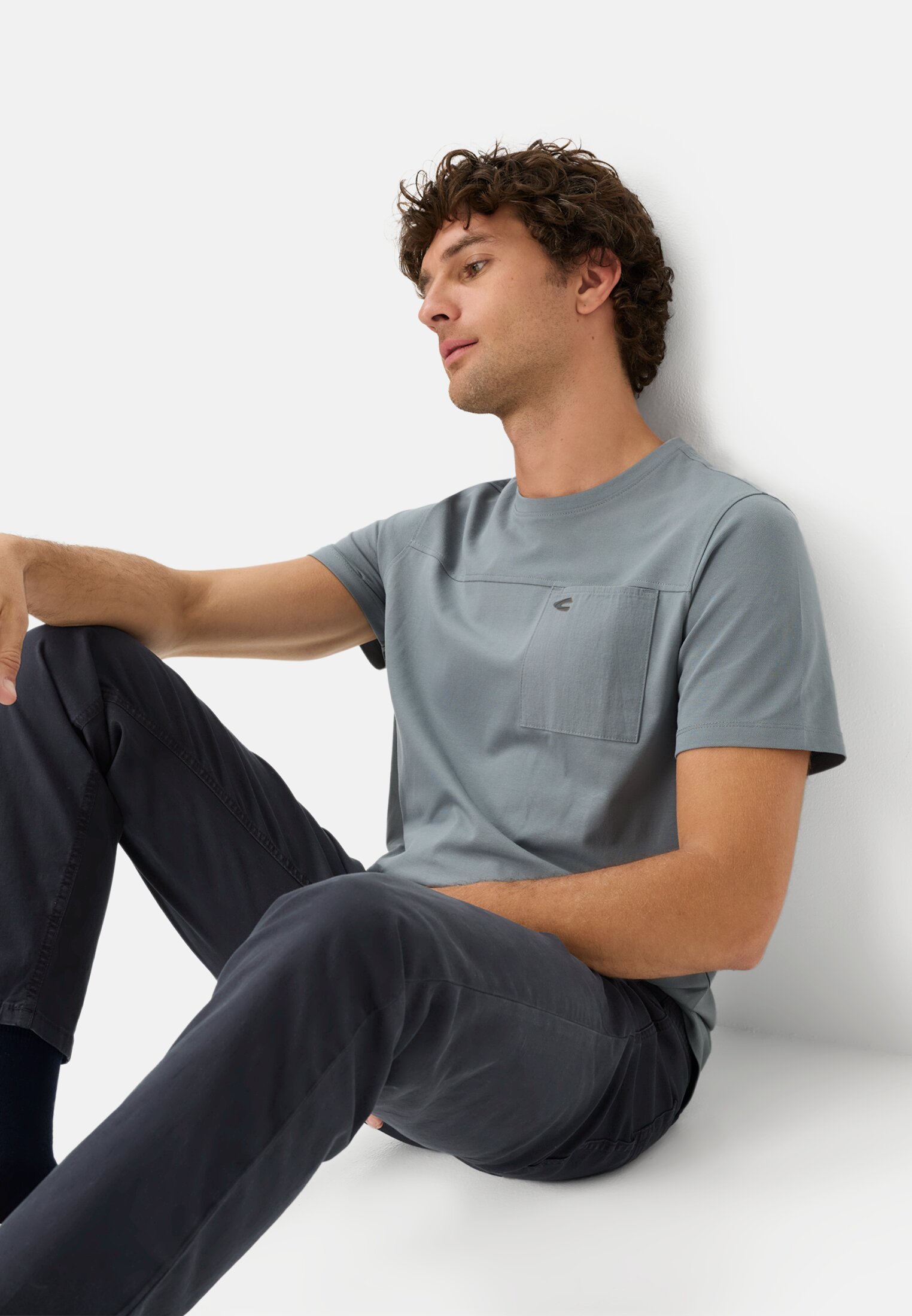 Herren Relaxed Fit 5-Pocket Hose Dunkelblau getragen emotional