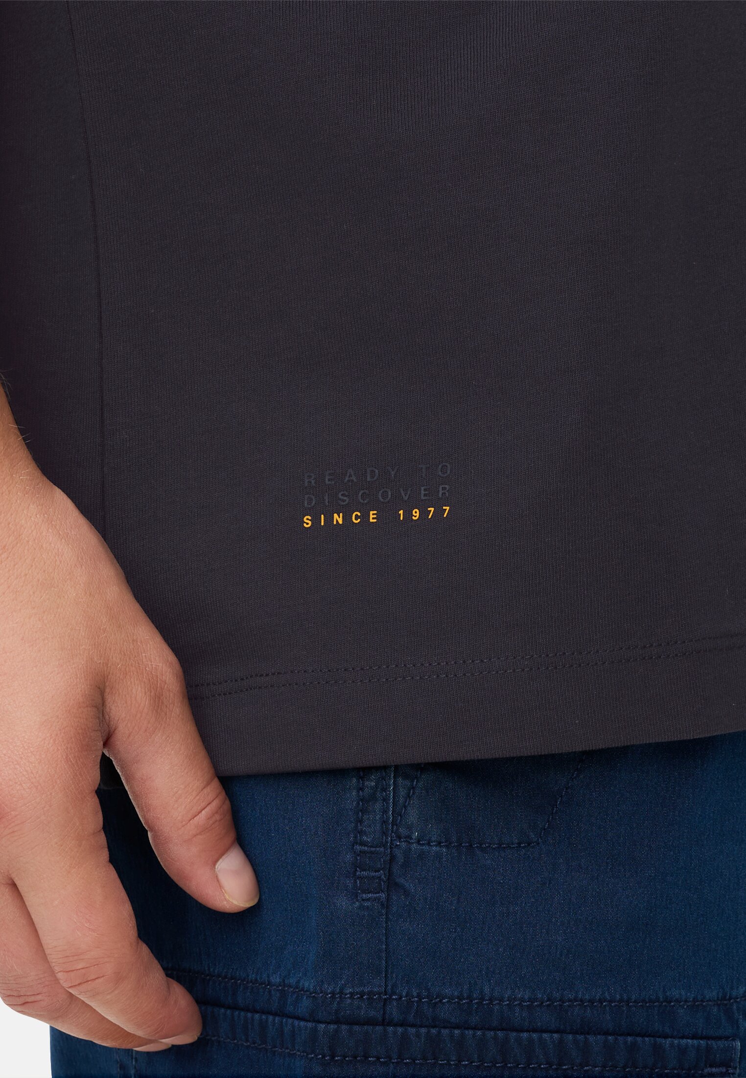 Heren Oversized T-shirt van organic cotton Navy blauw gedragen detail dichtbij