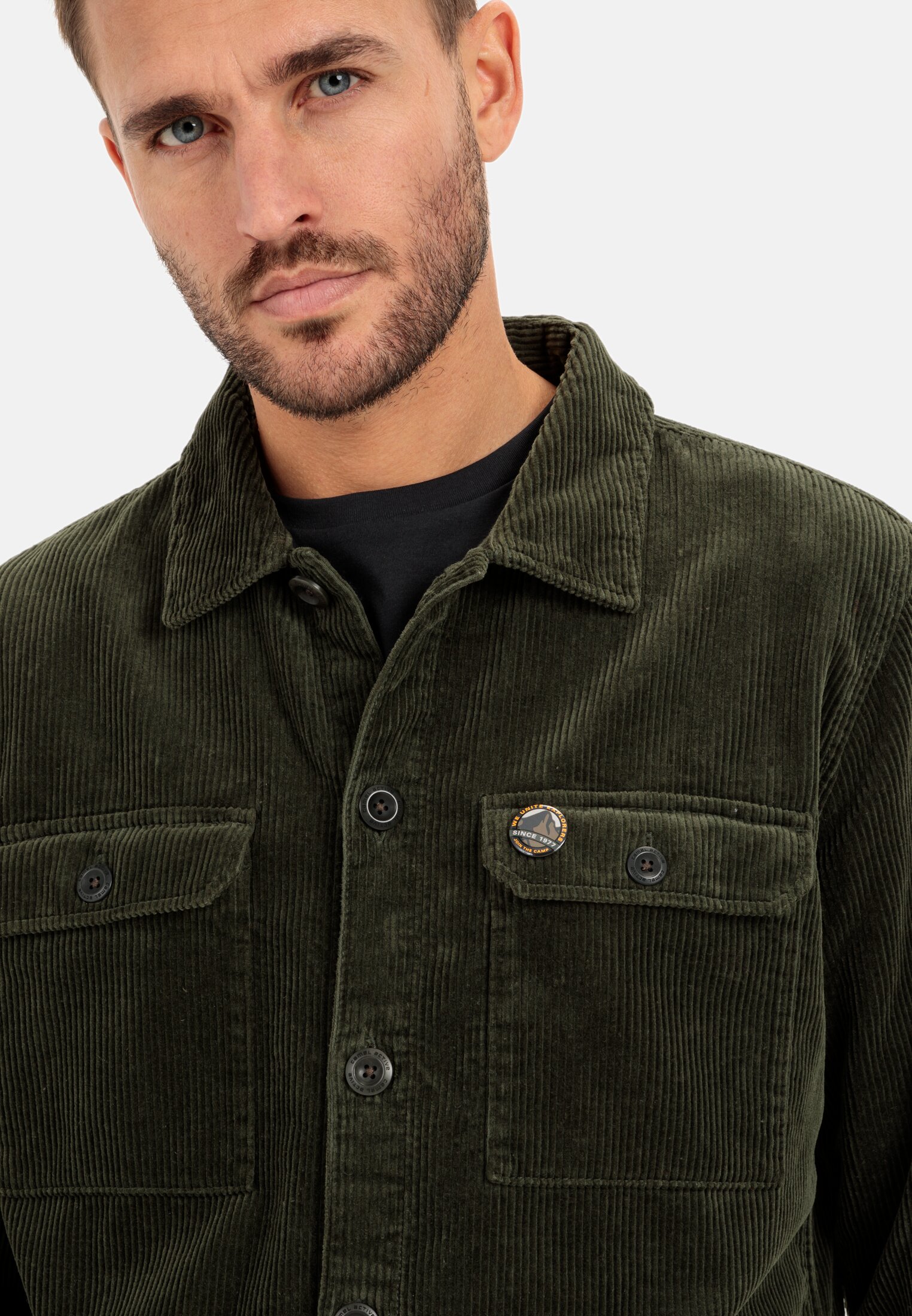 Herren Cord Overshirt aus reiner Baumwolle Dunkel khaki getragen detailliert nah