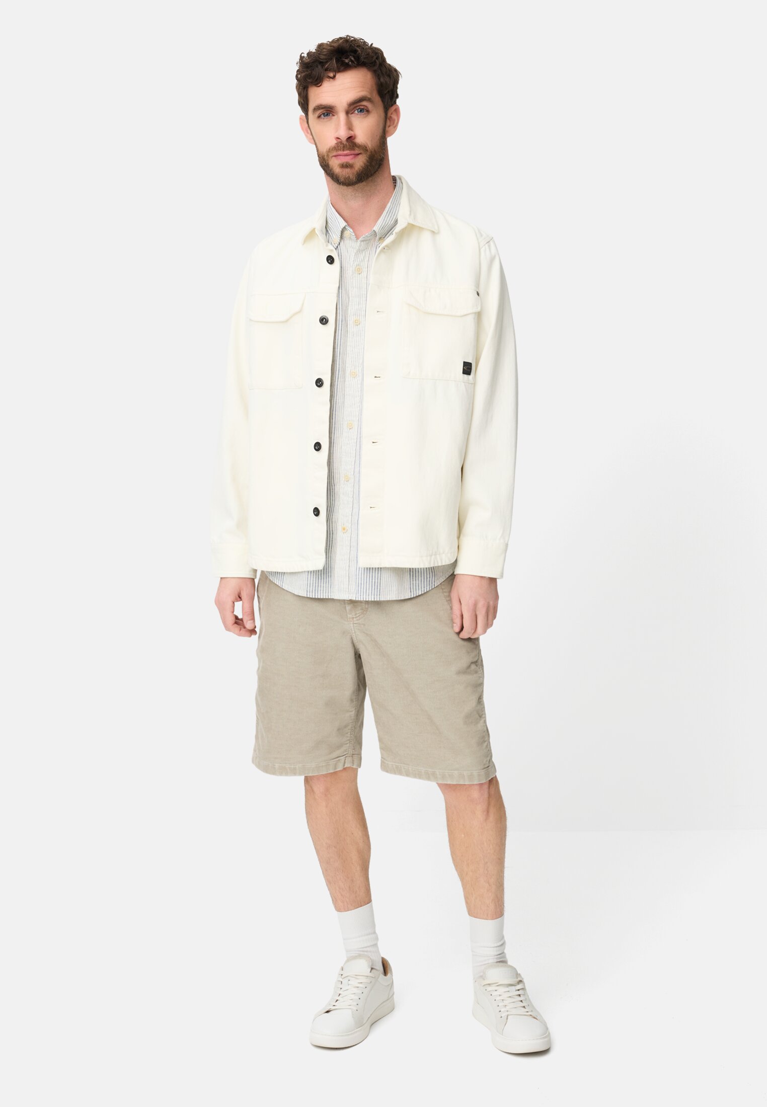 Herren Kurzarmhemd aus Leinenmix Indigoblau getragen vorne Ganzkörper