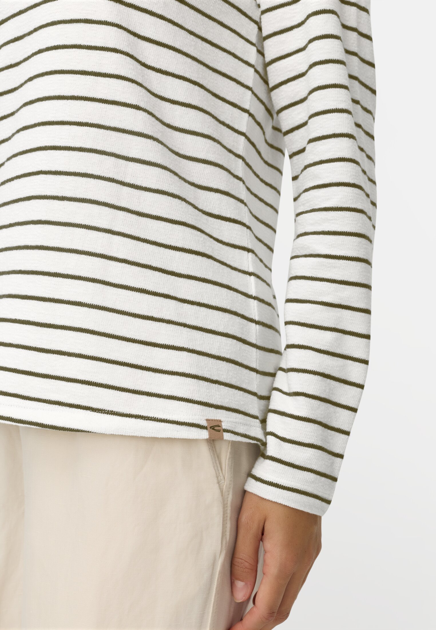 Damen Jerseyshirt aus 100% Baumwolle Dunkelgrün getragen detailliert nah