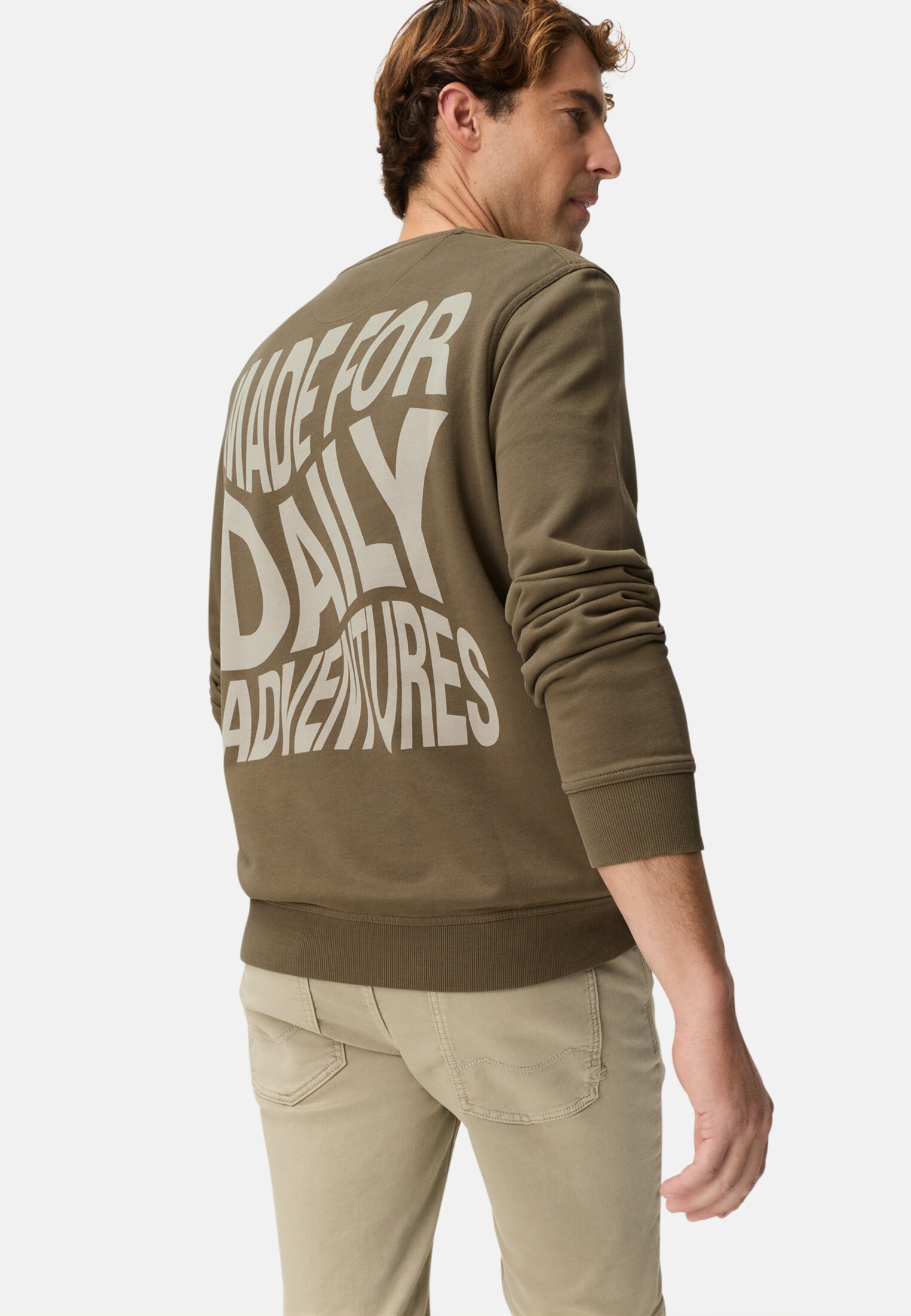 Herren Pullover aus reiner Baumwolle Olivgrün getragen emotional