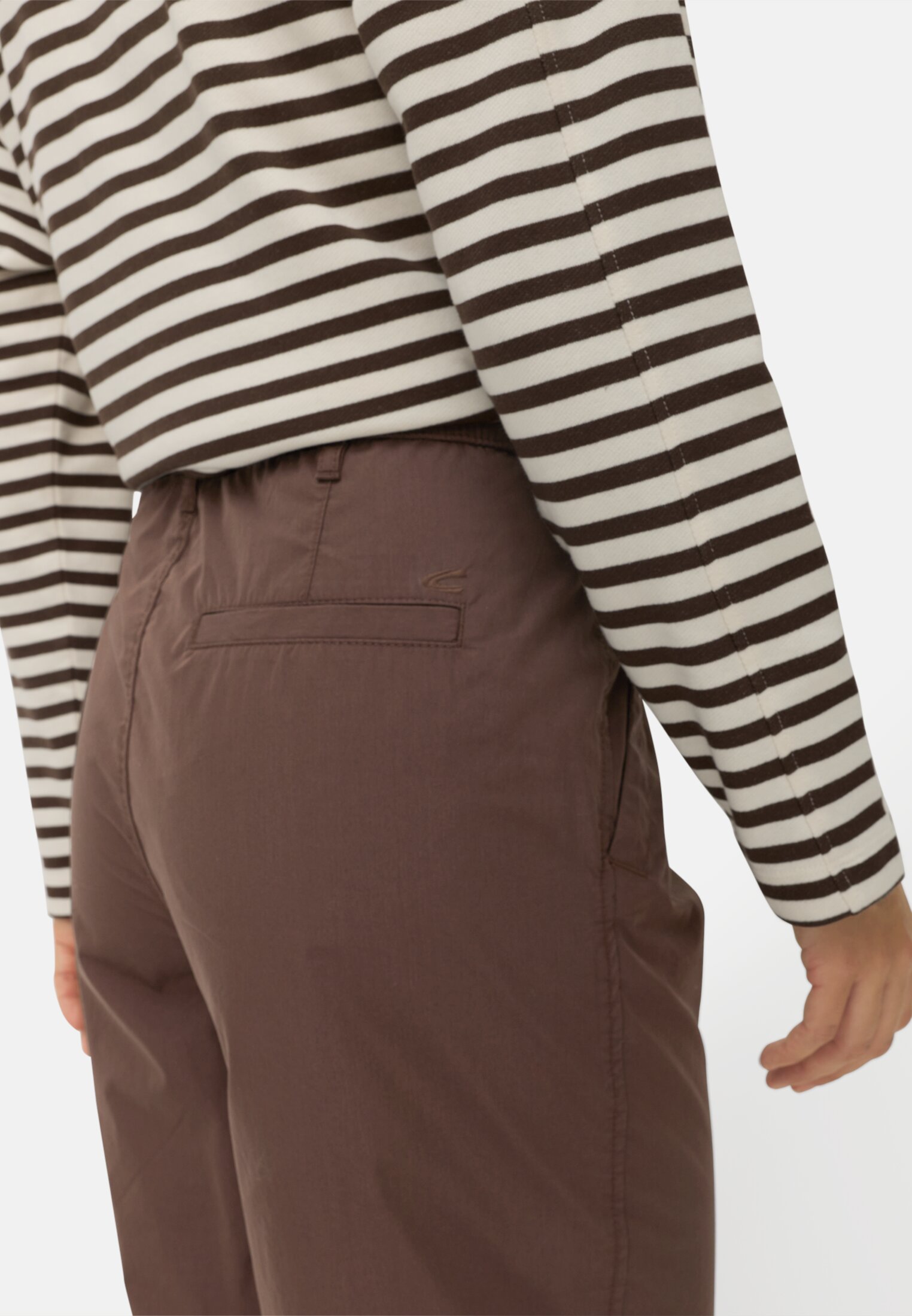 Damen Cargo Hose mit Tunnelzug Braun getragen detailliert nah