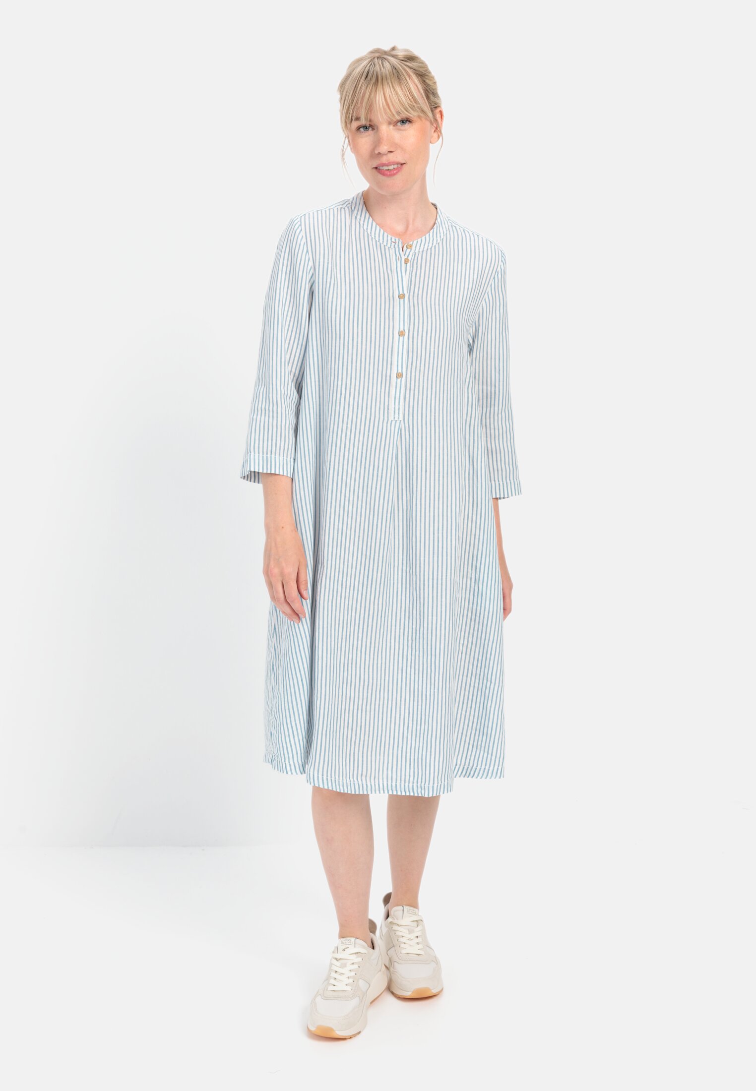 Damen Schlupfkleid mit Stehkragen aus Leinenmix Blau-Weiß getragen vorne Ganzkörper