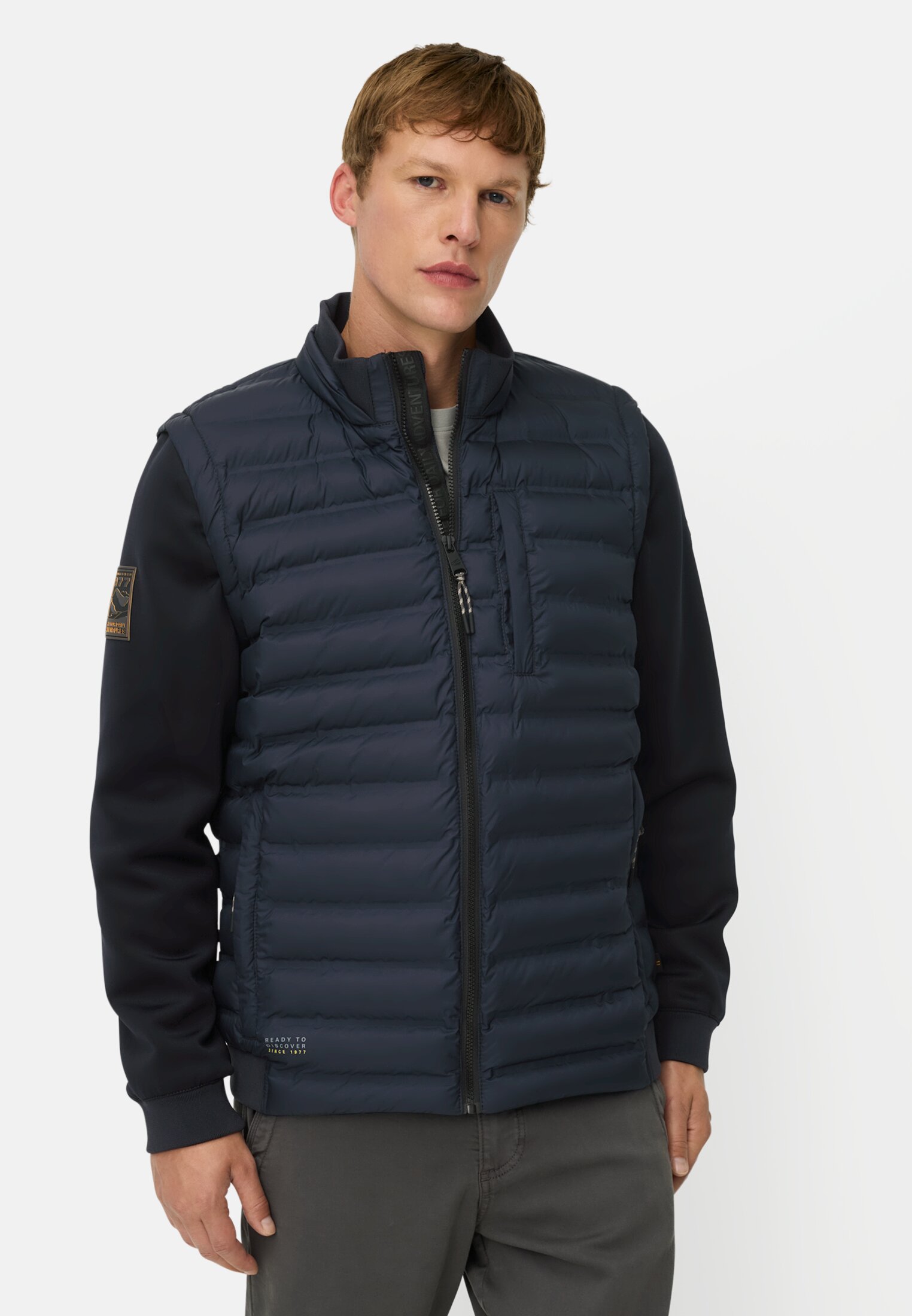 Herren Hybridjacke mit abnehmbaren Ärmeln Navy getragen vorn