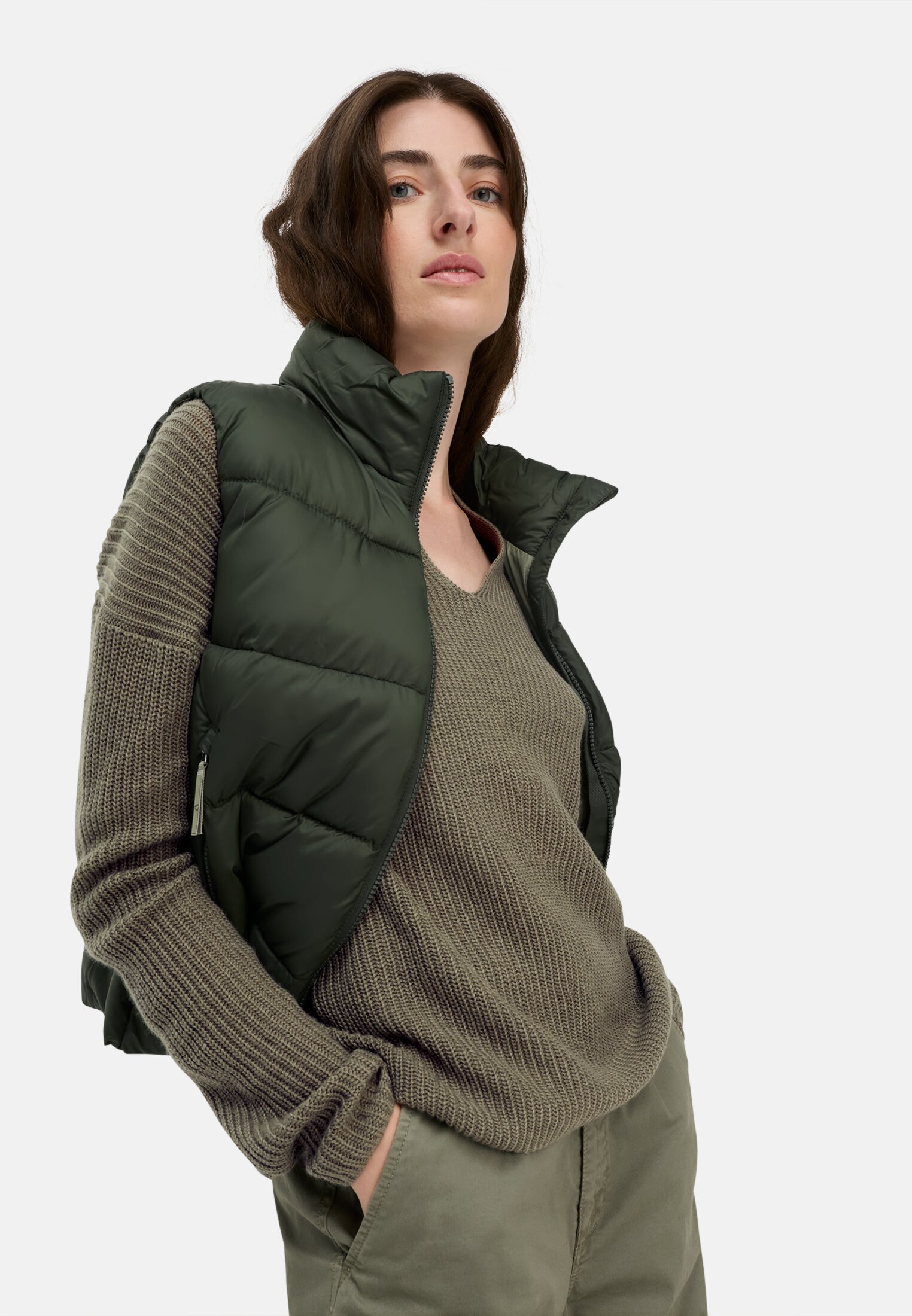 Damen Strickpullover mit V-Ausschnitt Graugrün getragen emotional