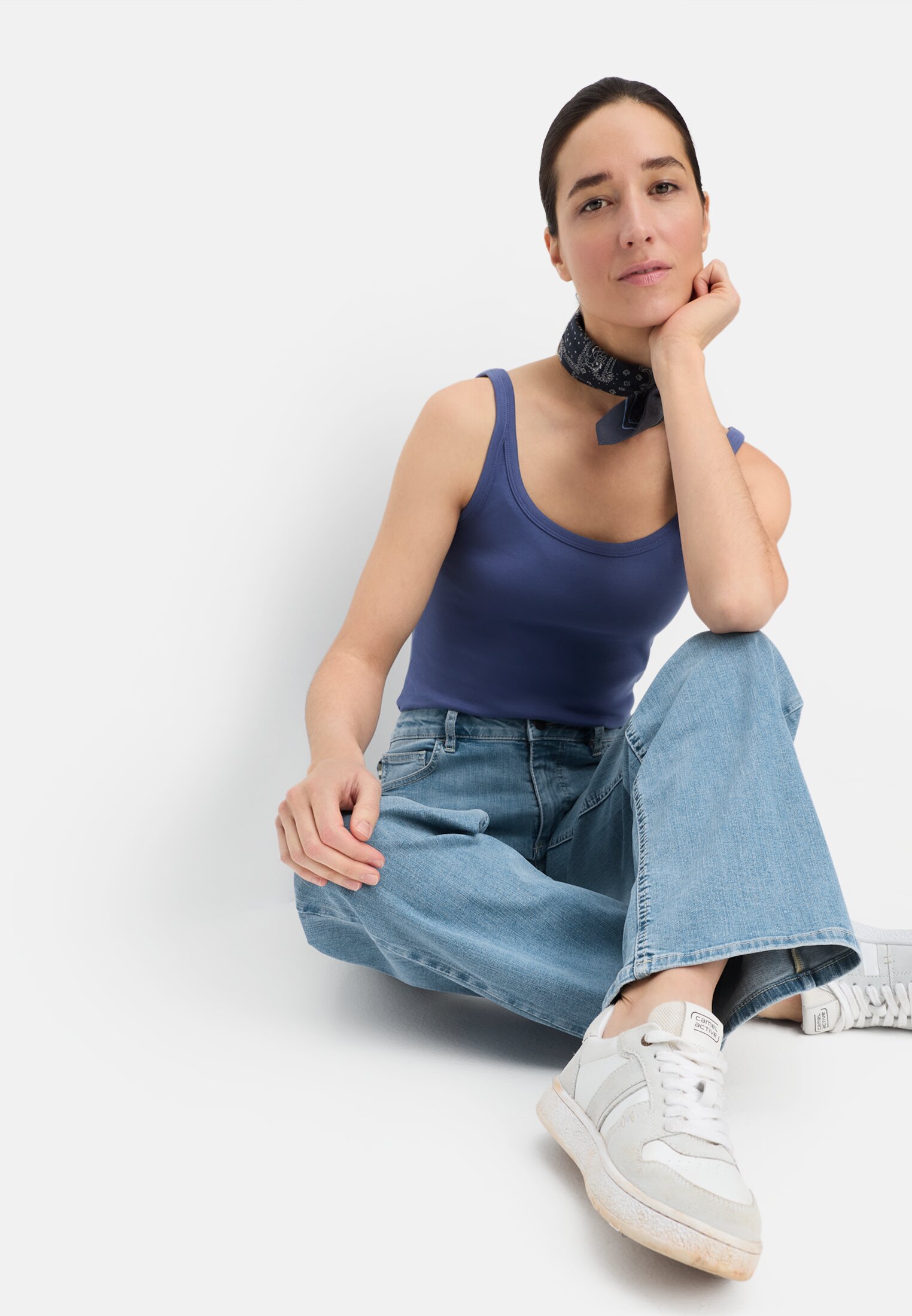 Damen 5-Pocket Jeans mit weitem Bein Hellblau getragen emotional