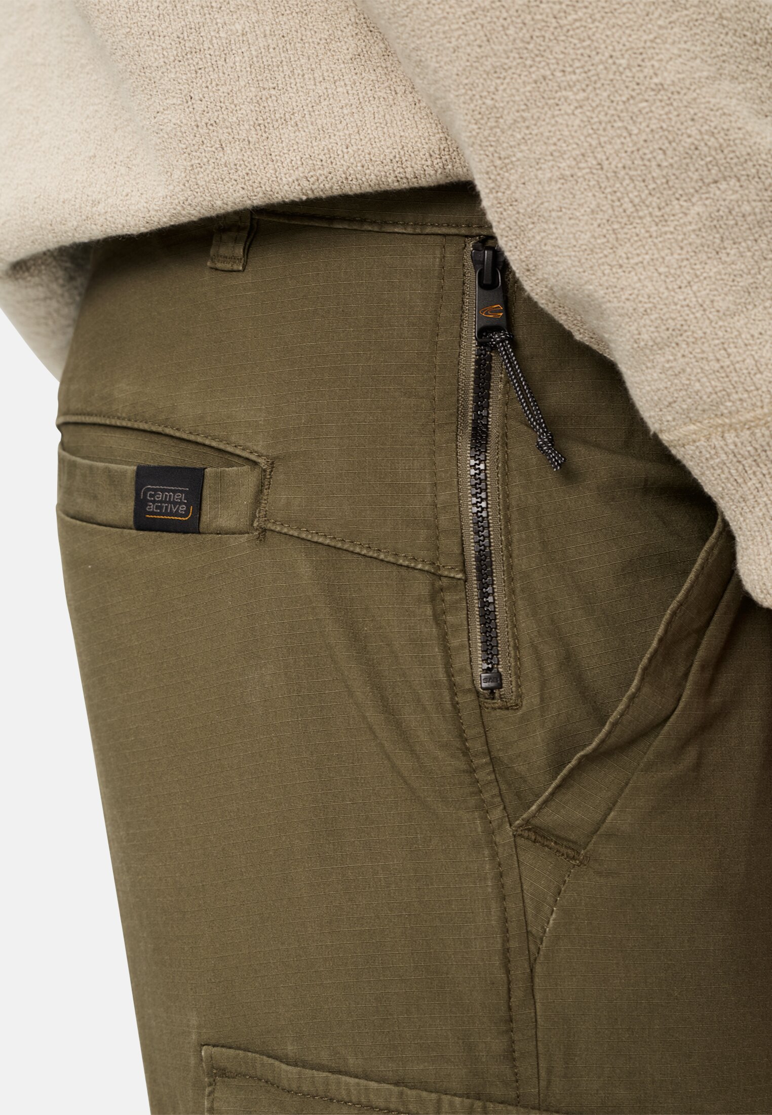 Heren Afritsbare cargobroek met veiligheidstas Olijfgroen gedragen detail dichtbij