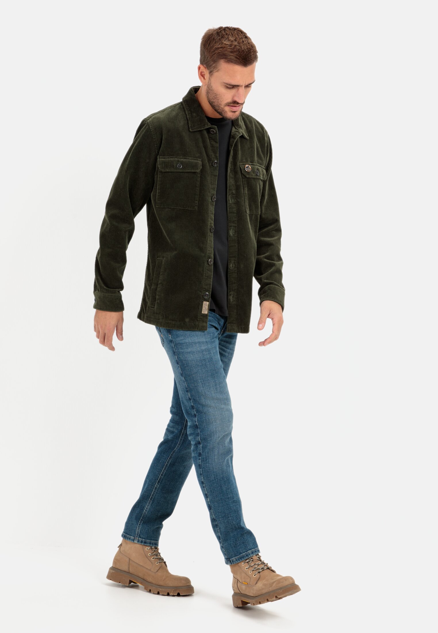 Herren Cord Overshirt aus reiner Baumwolle Dunkel khaki getragen vorne Ganzkörper