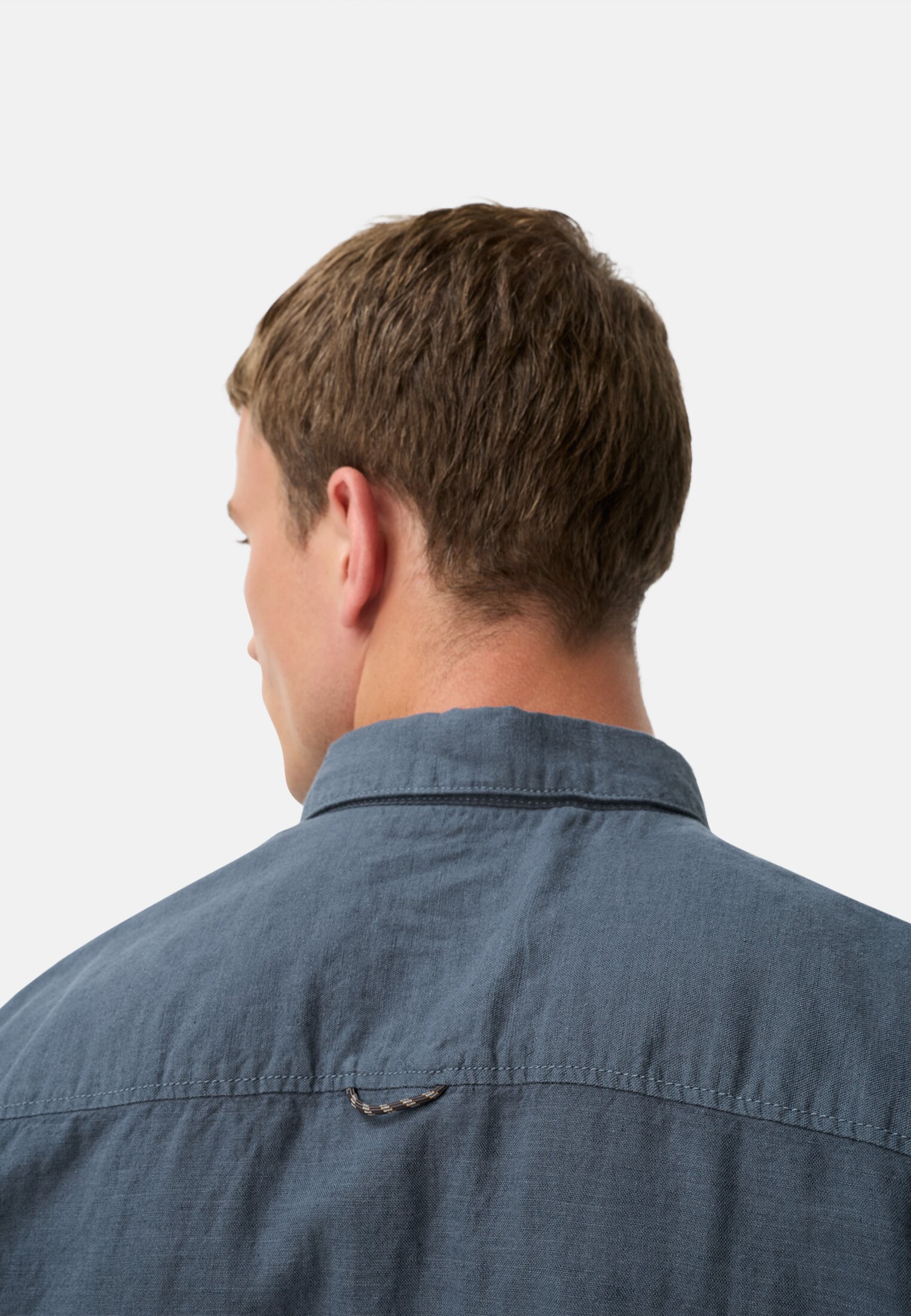 Men Short-sleeved shirt made of linen-cotton blend Ink blue worn detail close