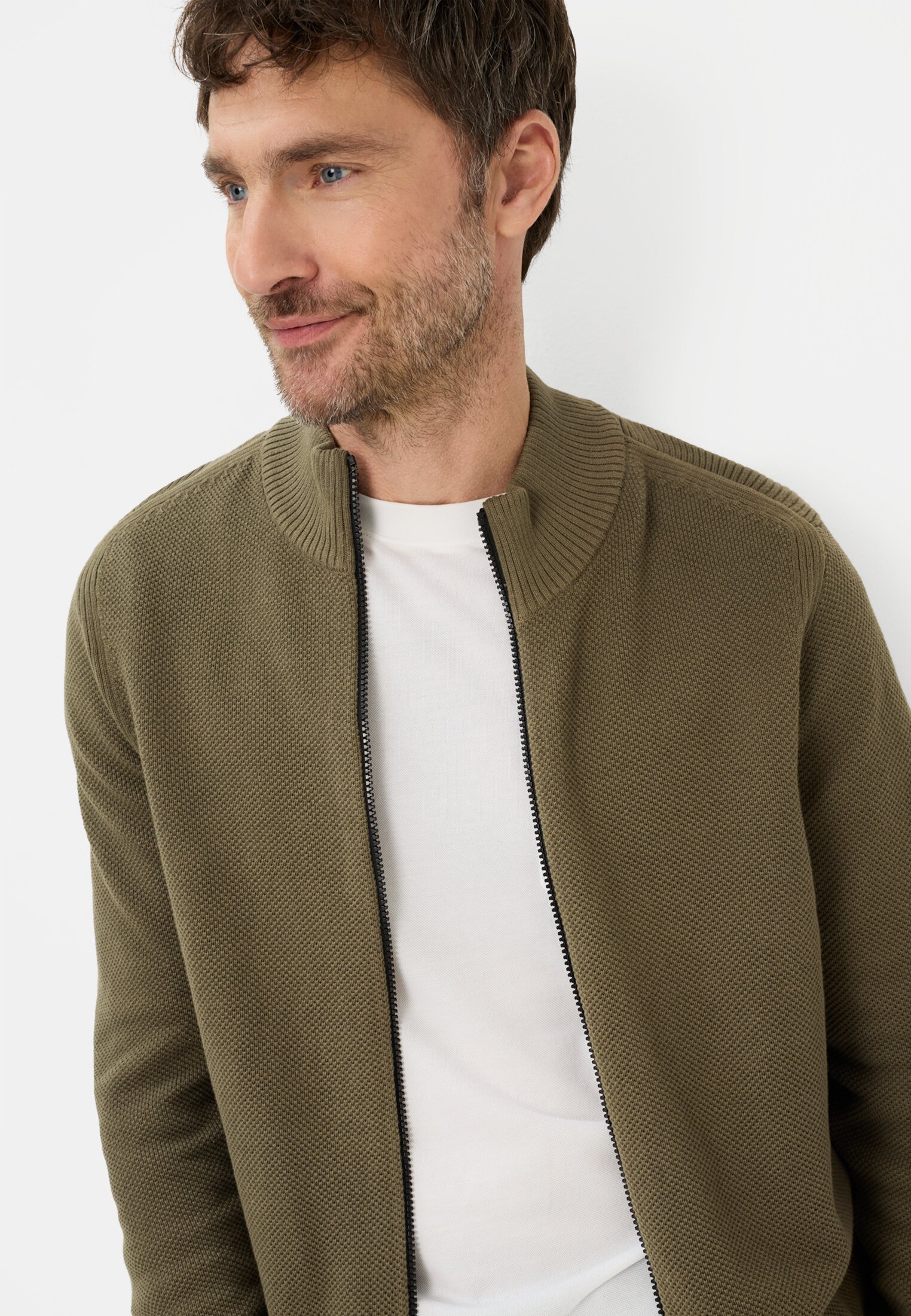 Heren Gebreid vest met opstaande kraag Olijfgroen gedragen emotional