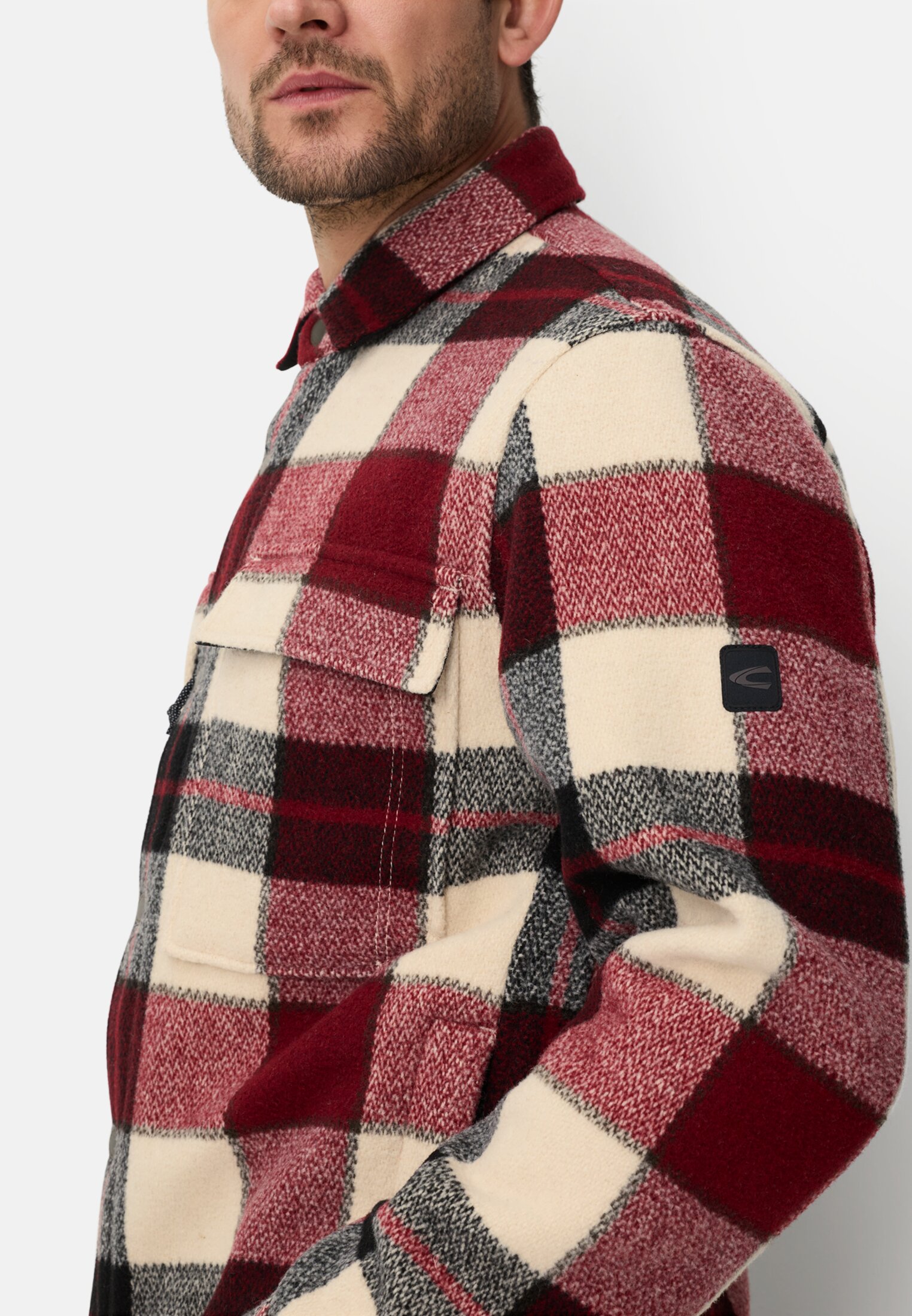 Herren Overshirt mit Seitentaschen Bernsteinrot getragen detailliert nah