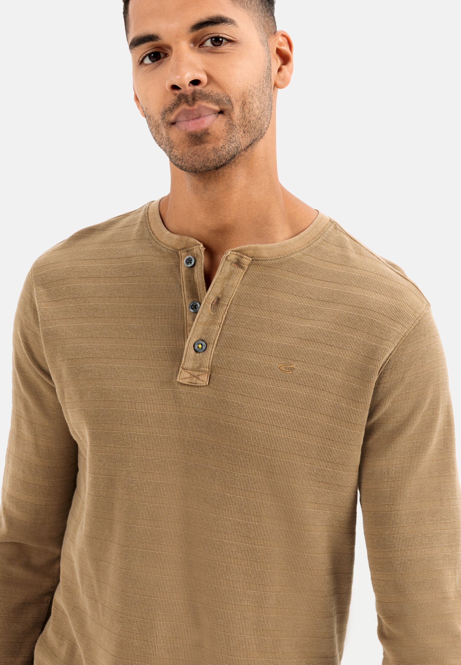 MI_409965-1T11-19_M4-00 Herren Langarm Henleyshirt aus reiner Baumwolle Hellbraun getragen emotional