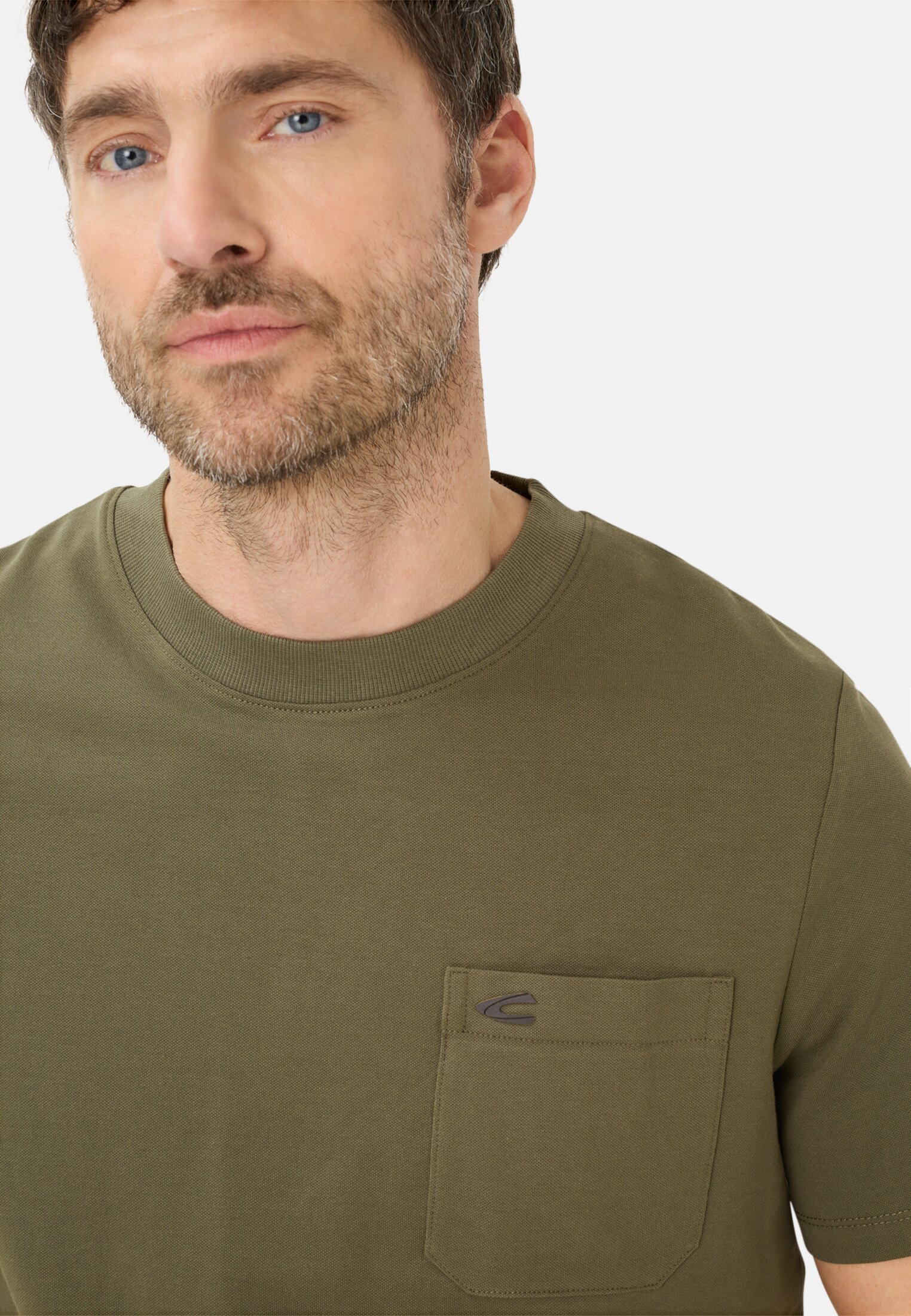 Heren T-shirt met borstzak Olijfgroen gedragen detail dichtbij