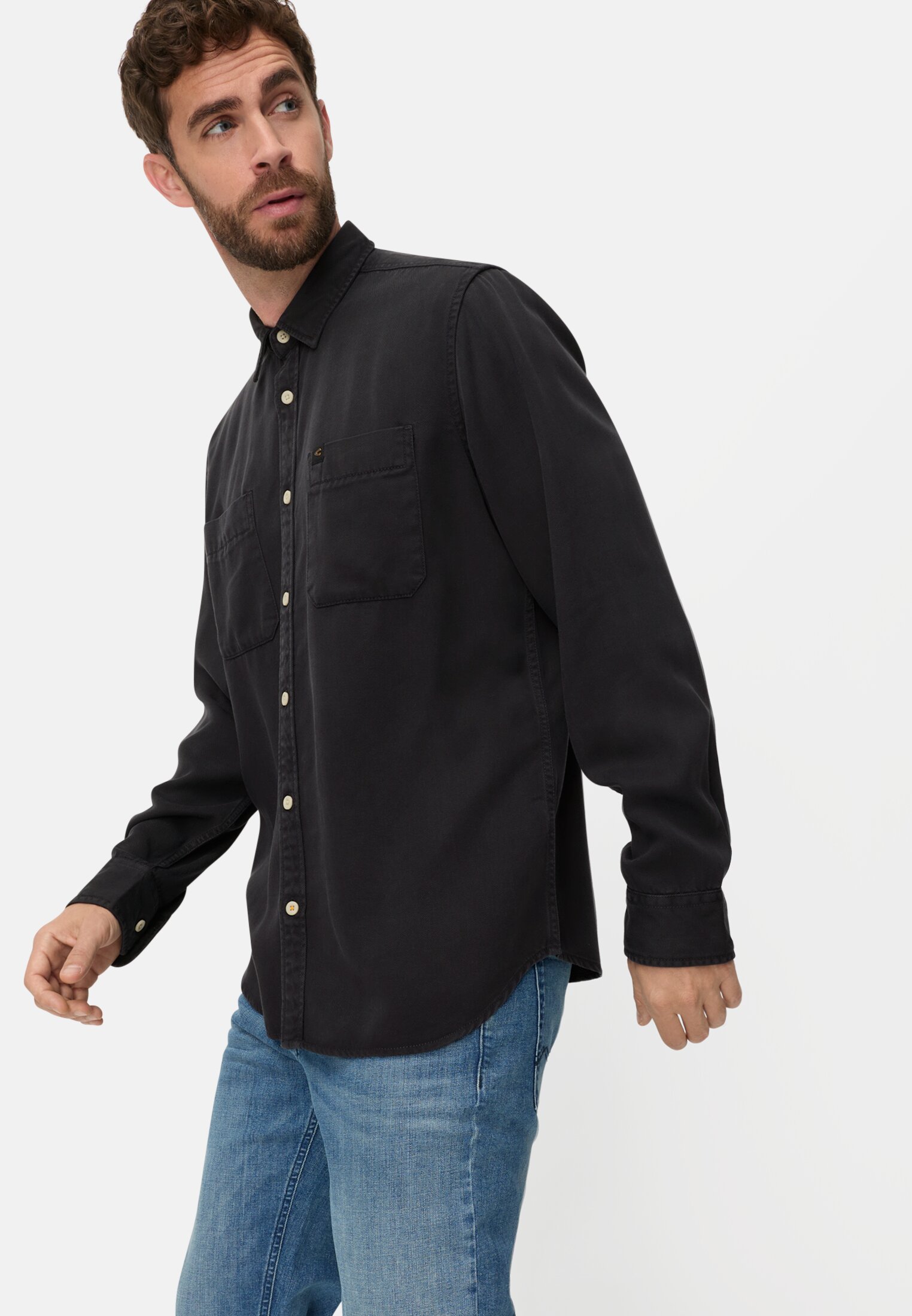 Herren Langarmhemd mit Brusttasche Nachtblau getragen emotional