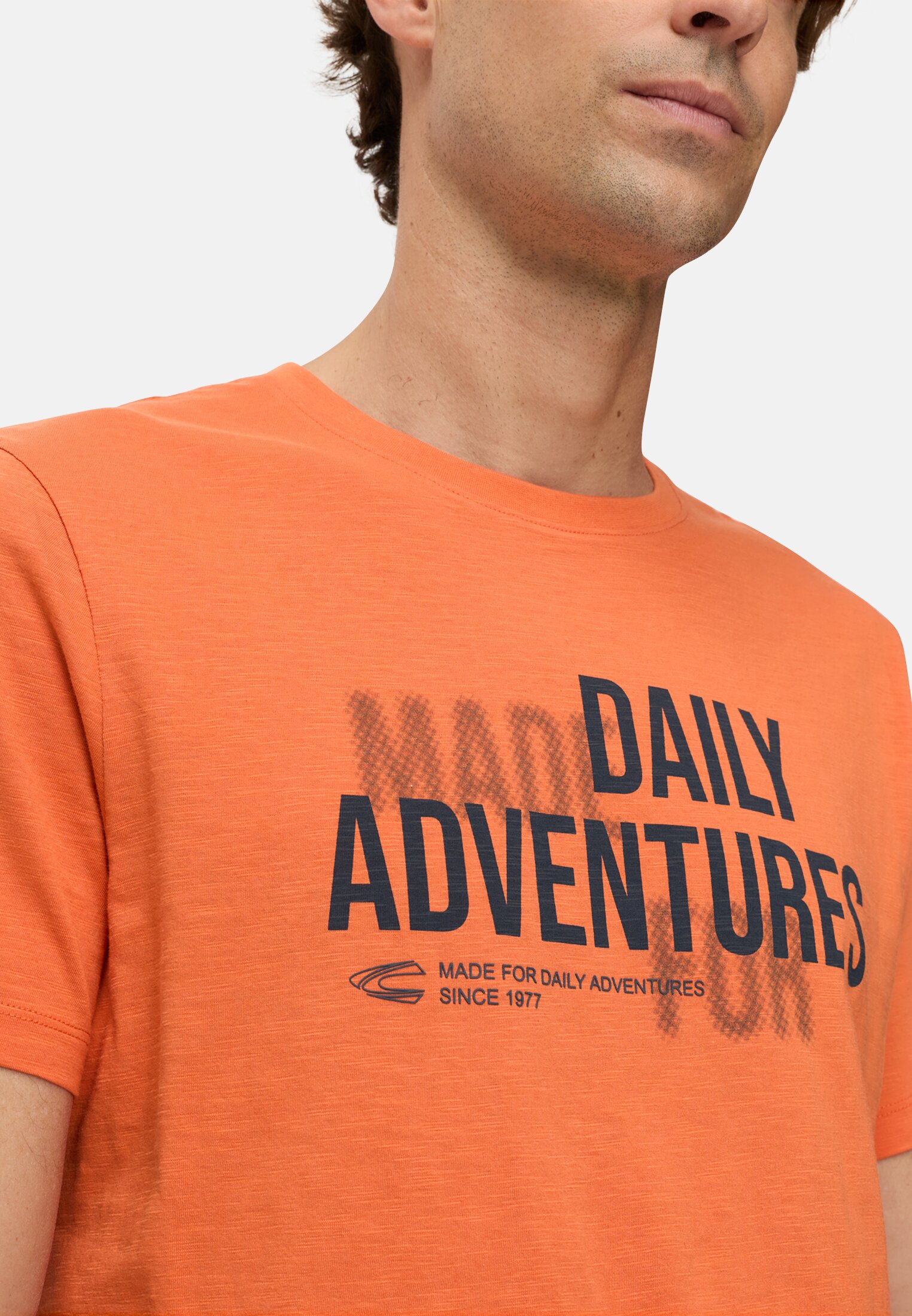 Heren T-shirt van puur katoen Oranje gedragen detail dichtbij  