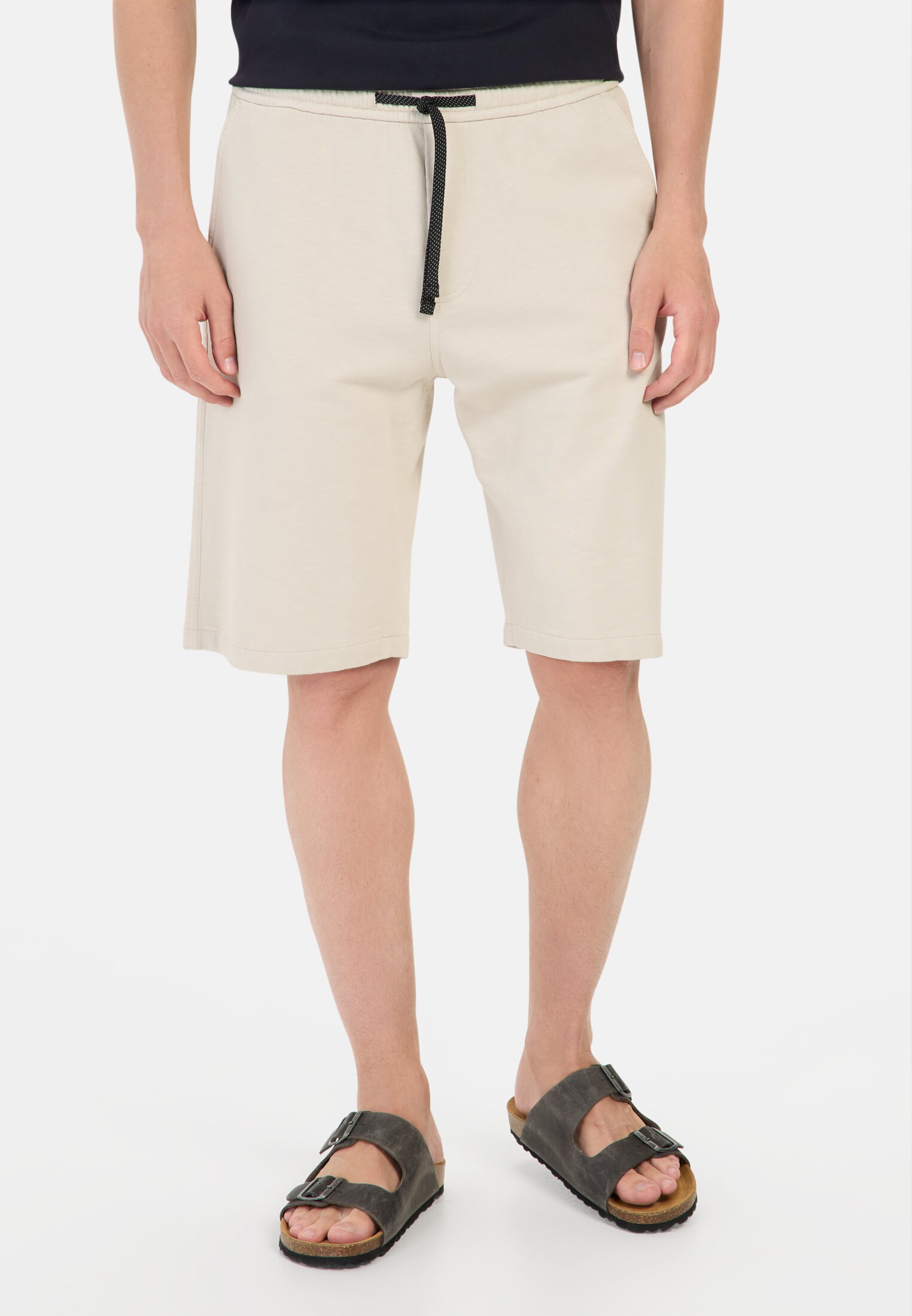 Herren Bermuda Shorts mit elastischem Bund Beige getragen vorn