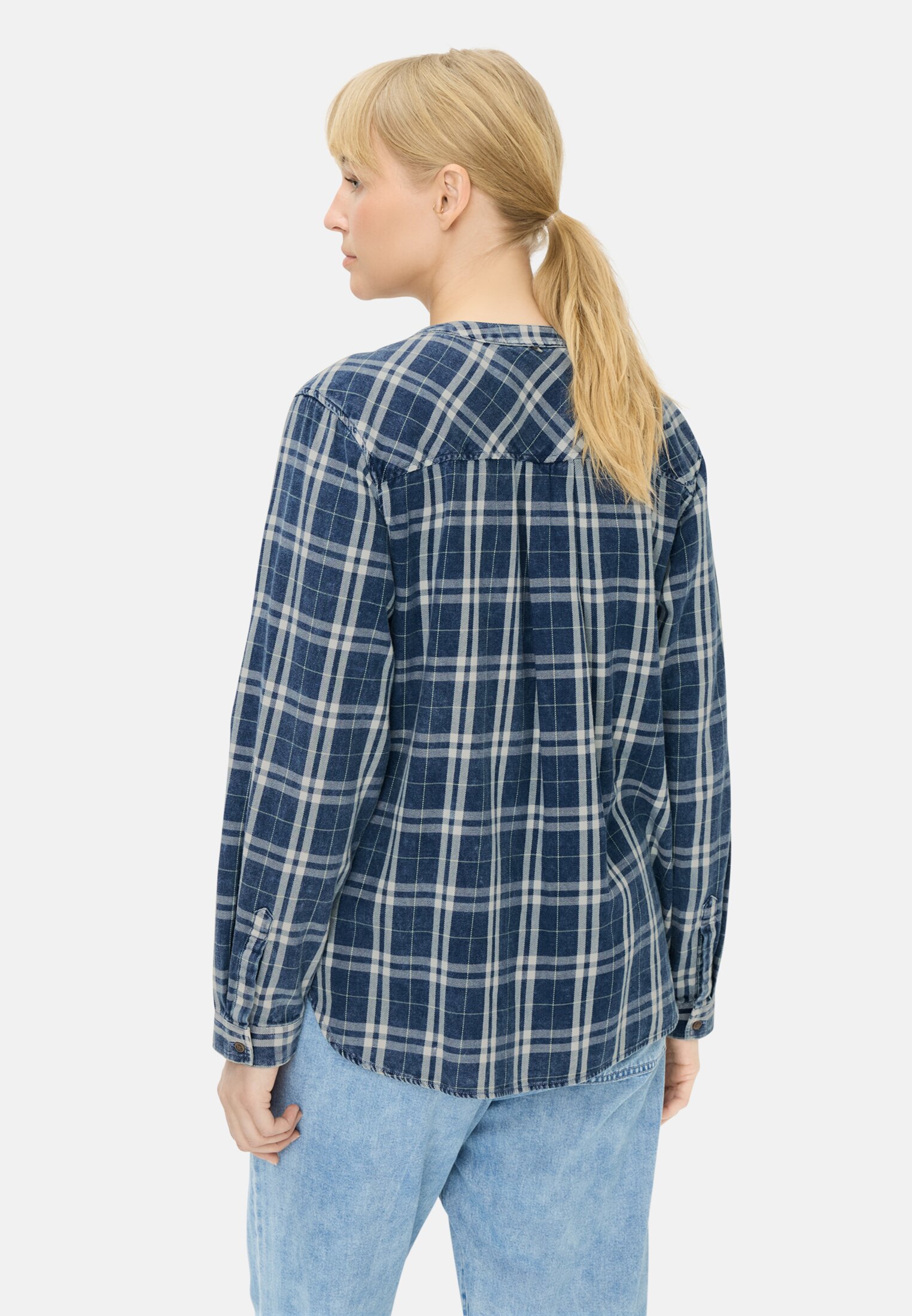 Damen Karobluse aus reiner Baumwolle Dunkelblau getragen hinten