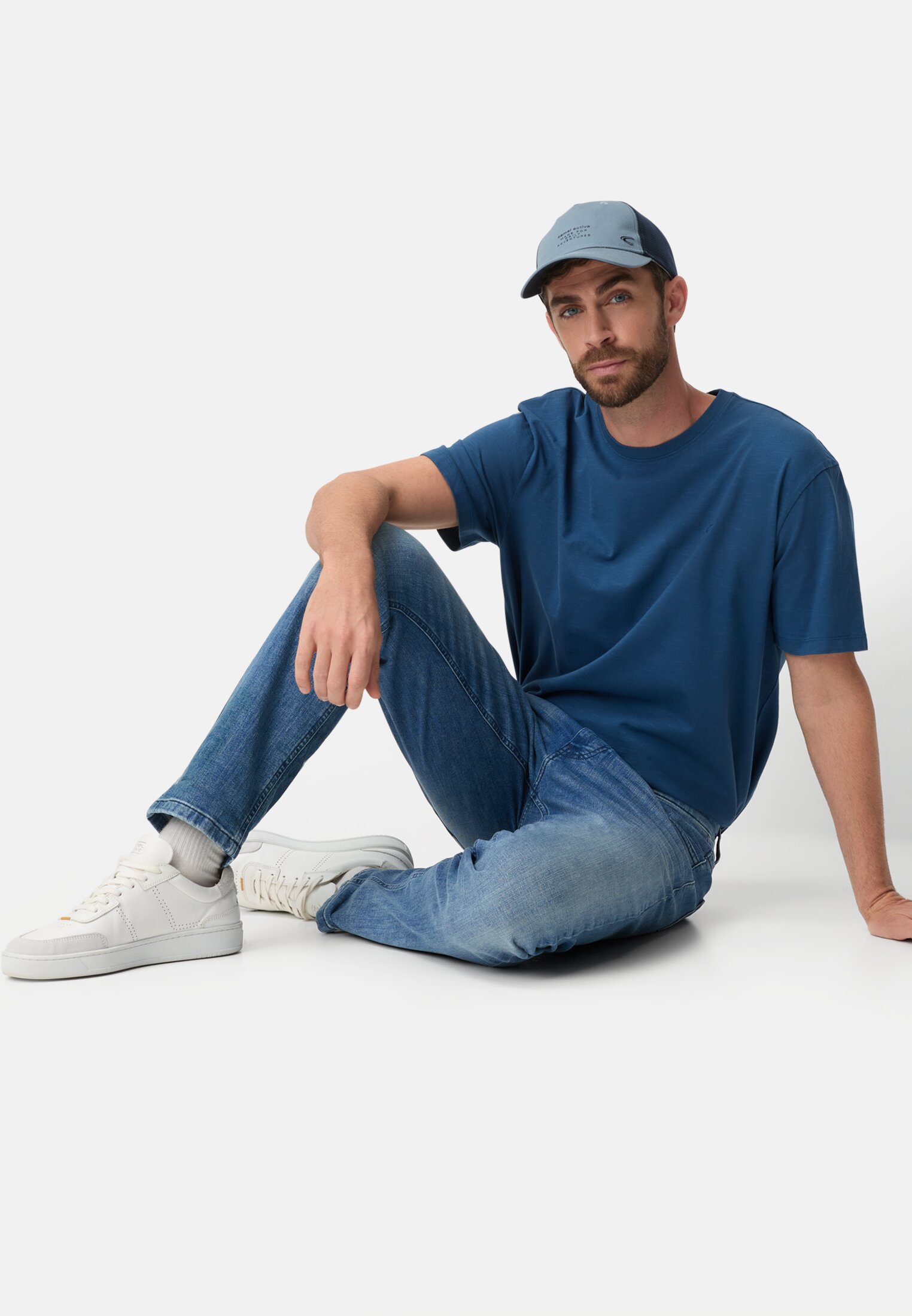 Herren Slim Fit 5-Pocket Jeans Dunkelblau getragen emotional