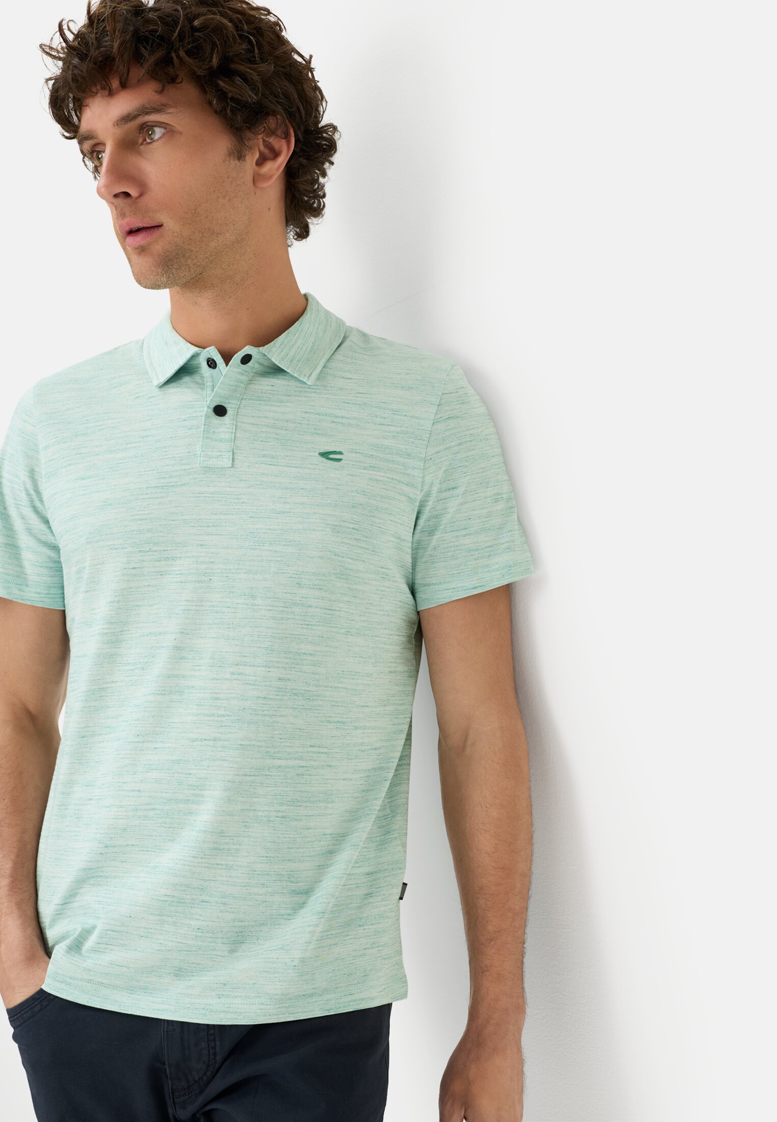 Herren Poloshirt mit Quick Dry Funktion Lagunengrün getragen emotional