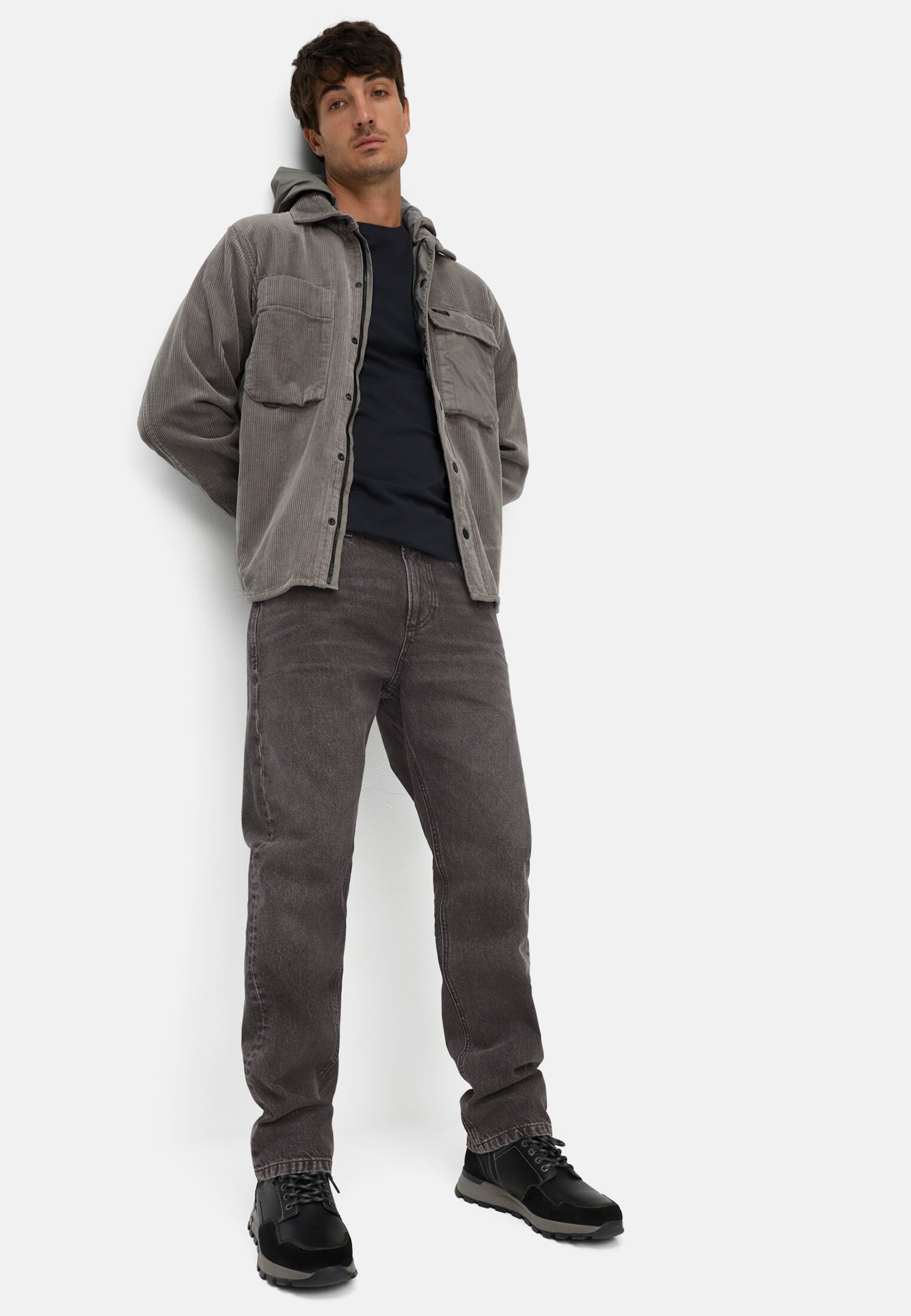 Herren 5-Pkt Loose Fit Jeans aus reiner Baumwolle Graphitgrau getragen emotional