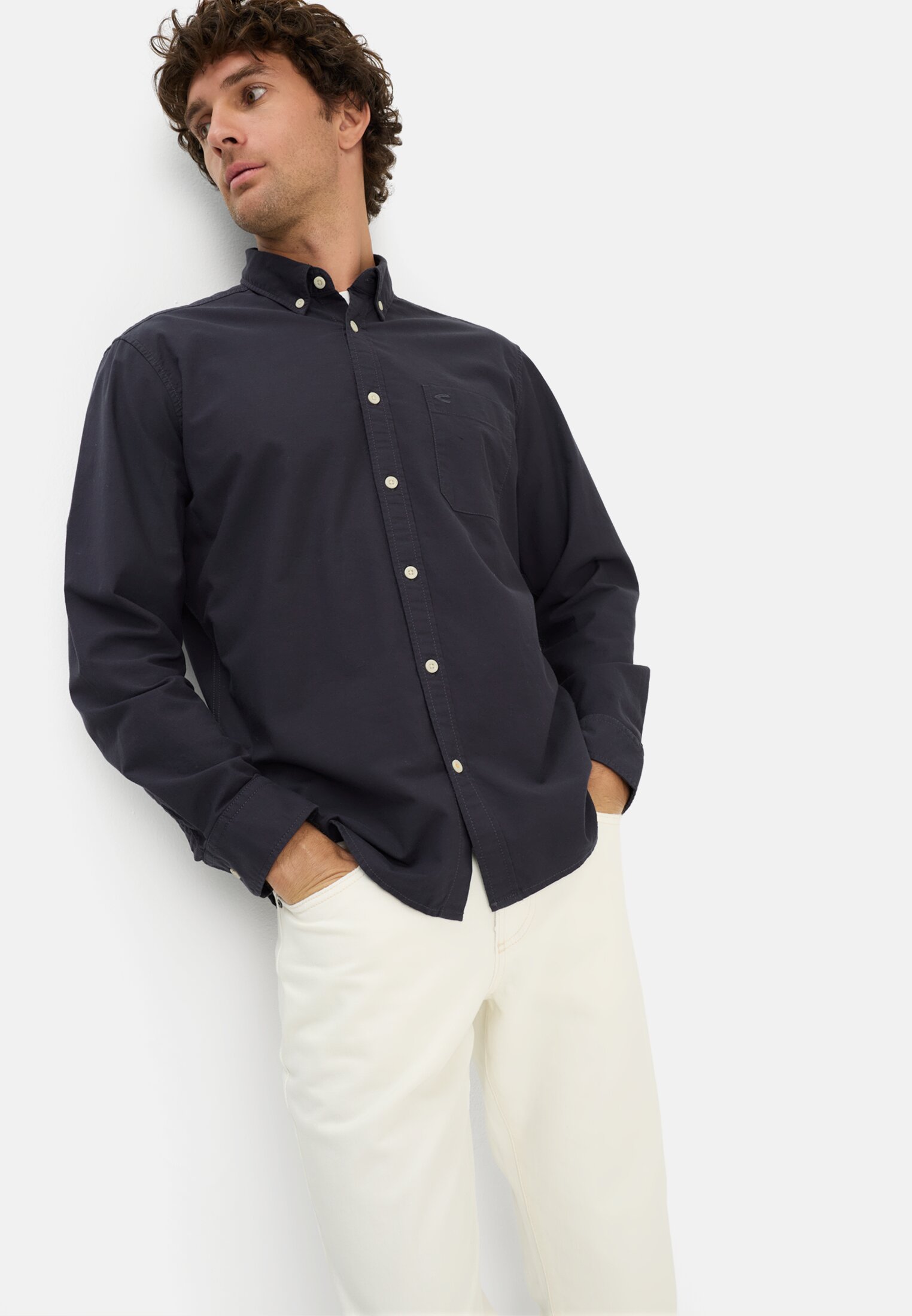 Herren Langarmhemd mit Brusttasche Navyblau getragen emotional